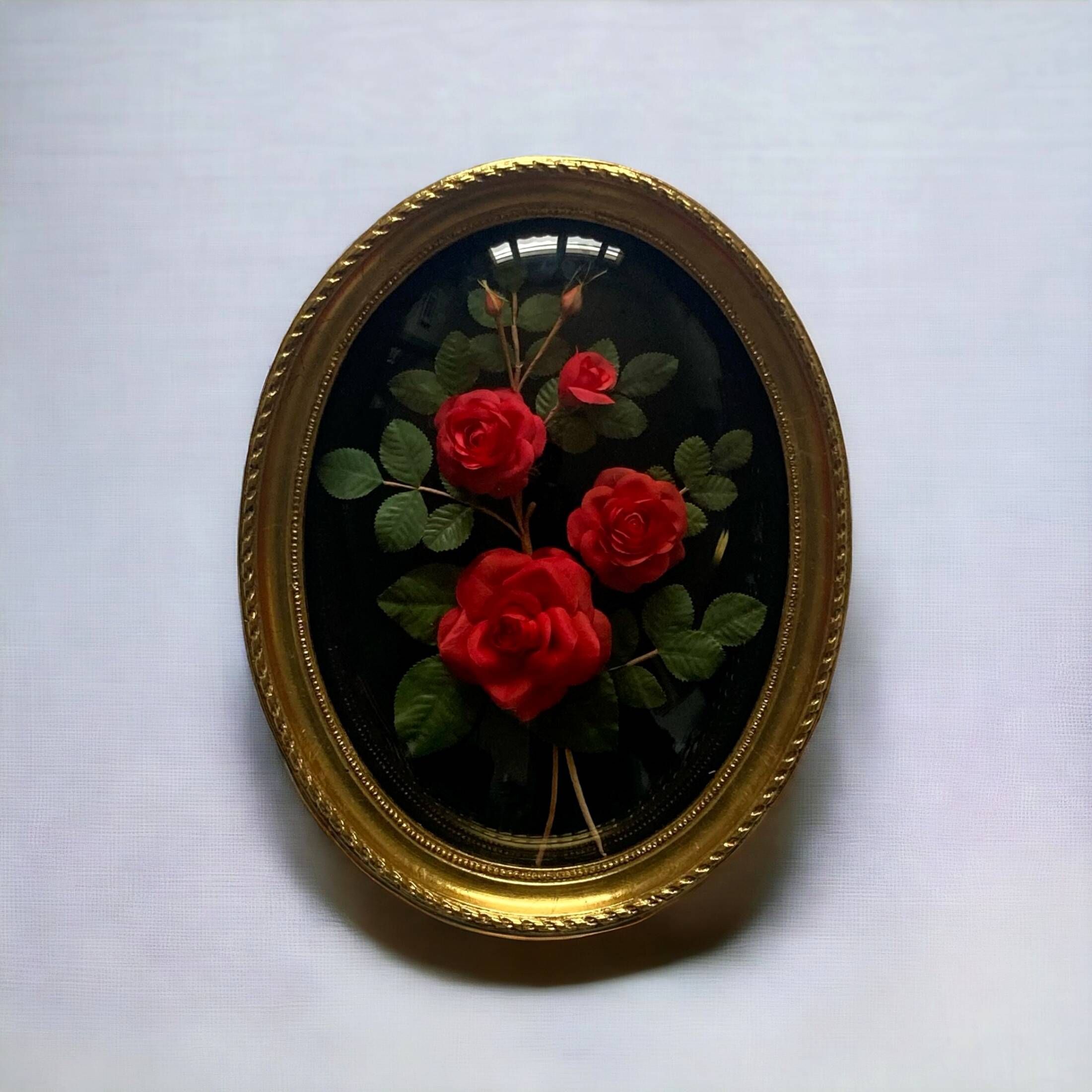 Frame in gilded wood, fabric flowers under vintage curved glass medallion