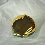 Porcelain pocket tray in the shape of a golden scallop shell with duck green background from the 50s/60s