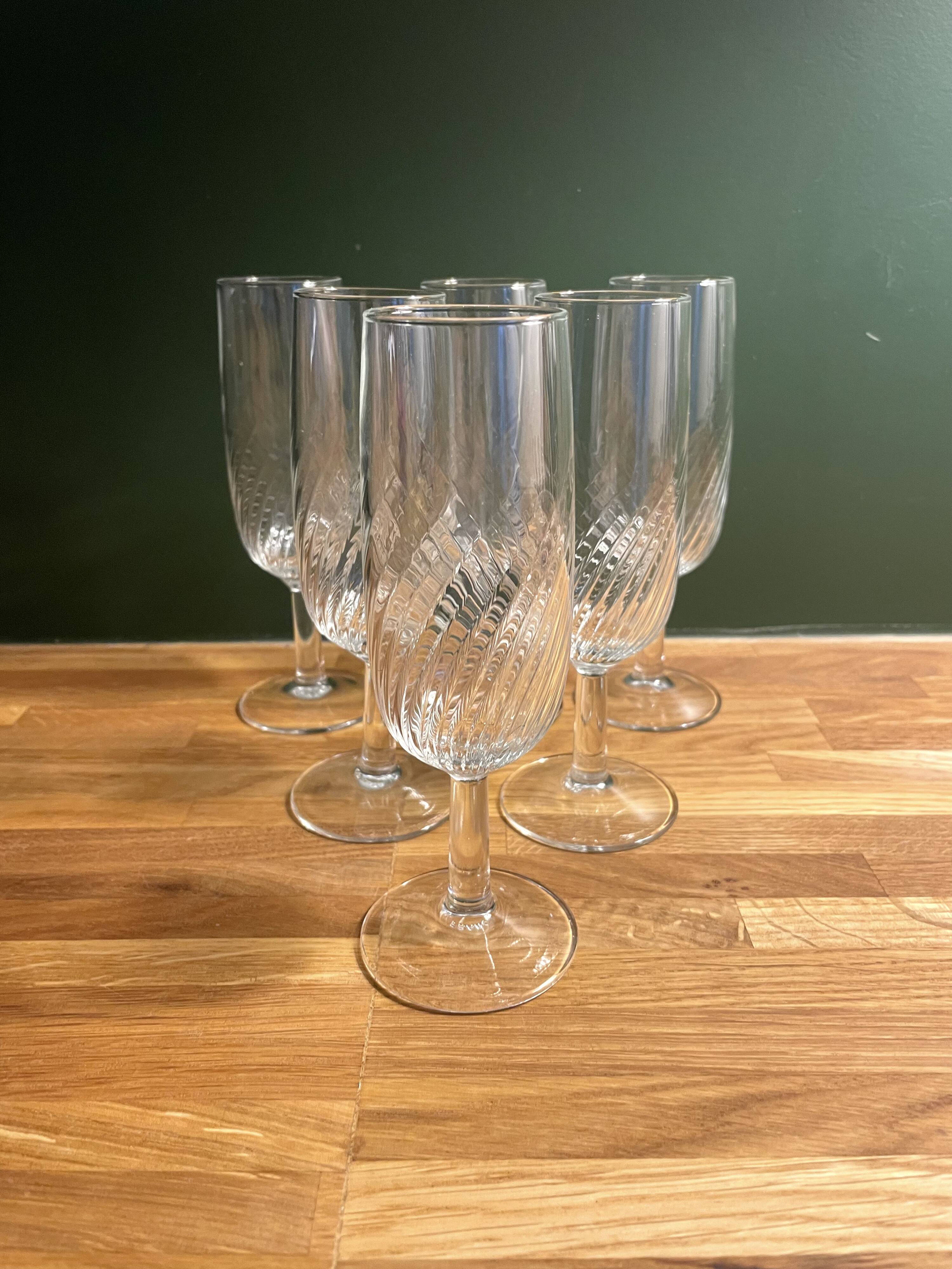 6 clear glass champagne flutes in very good condition