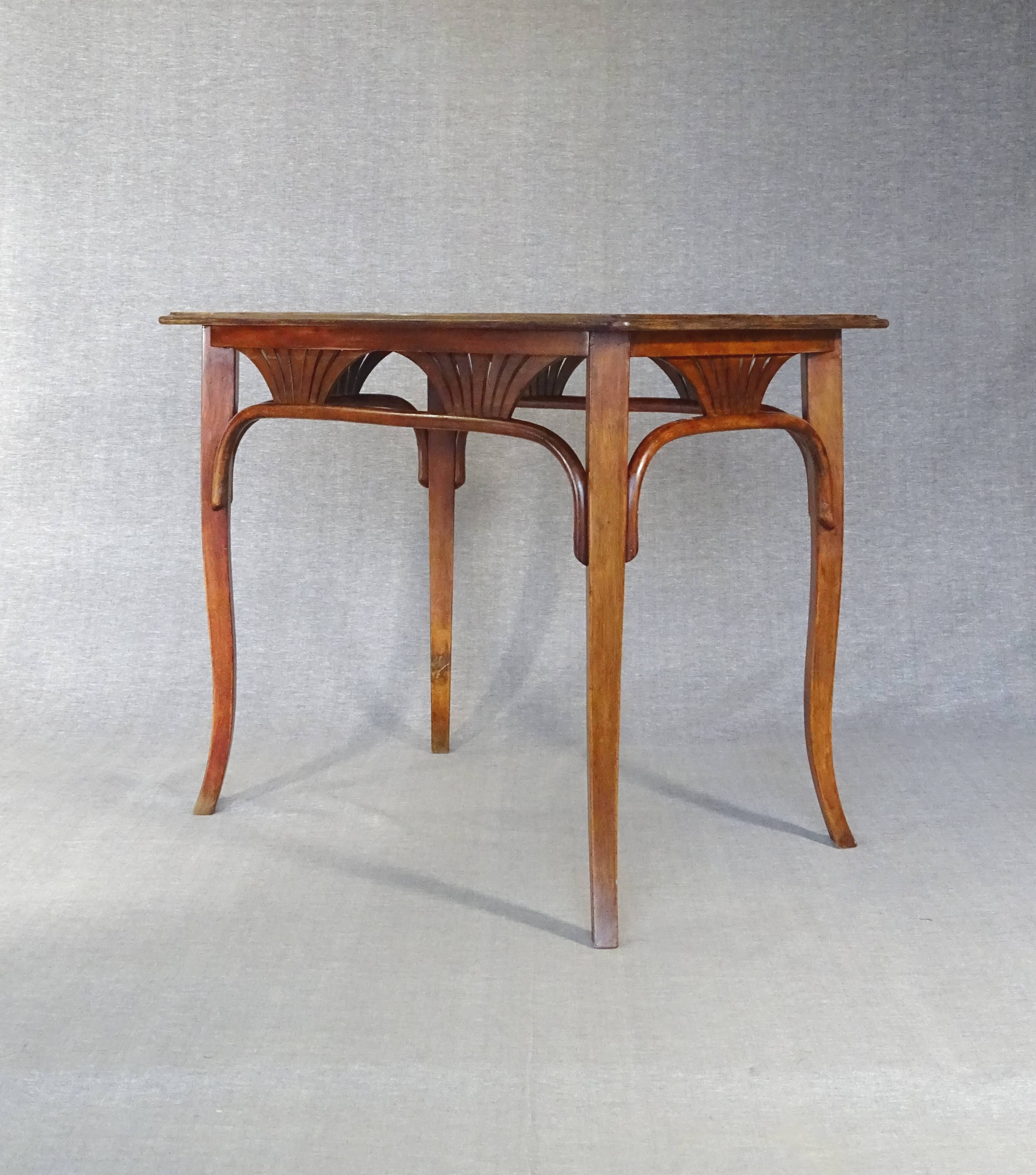 Table ou bureau Thonet N°8122, vers 1910, plateau chêne.