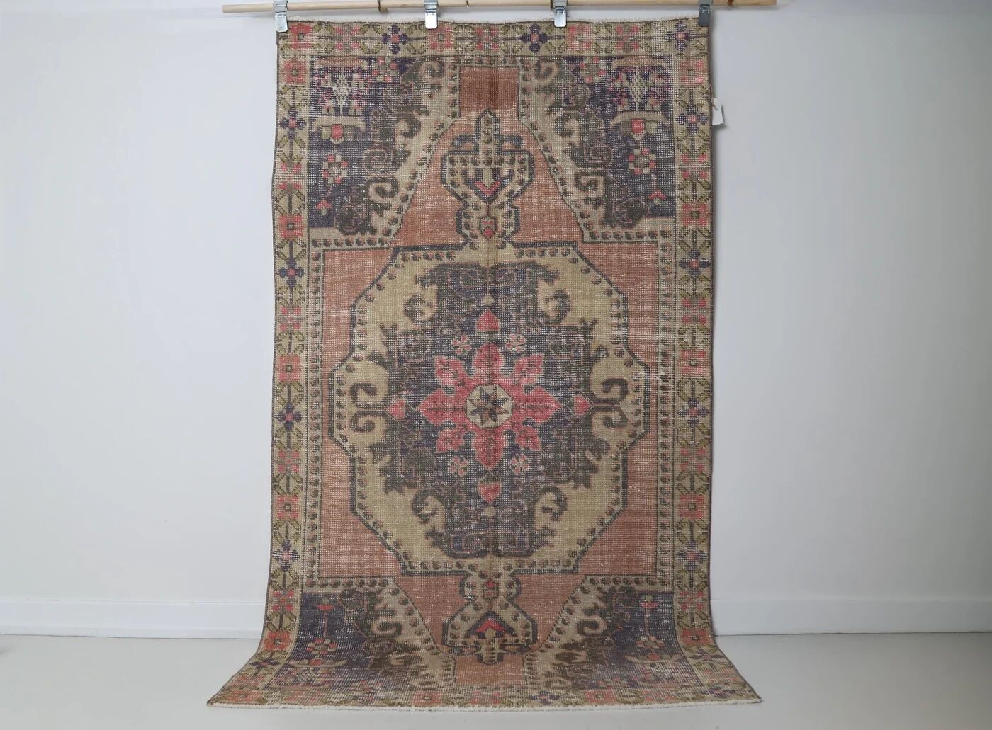 Vintage multicoloured Turkish rug with floral medallion, 125 × 213 cm