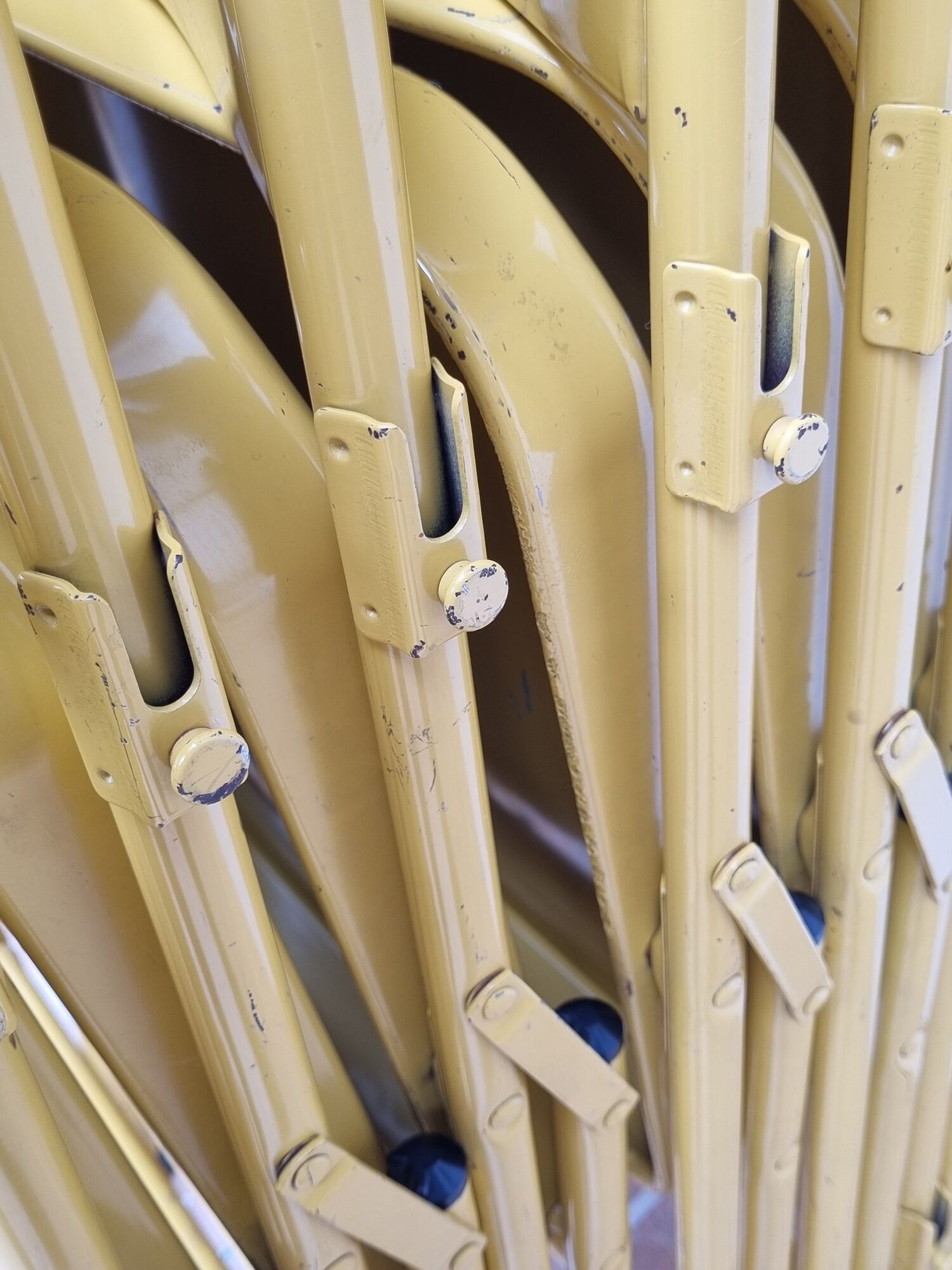 Ensemble de six chaises en métal pliantes jaunes Eurosit
