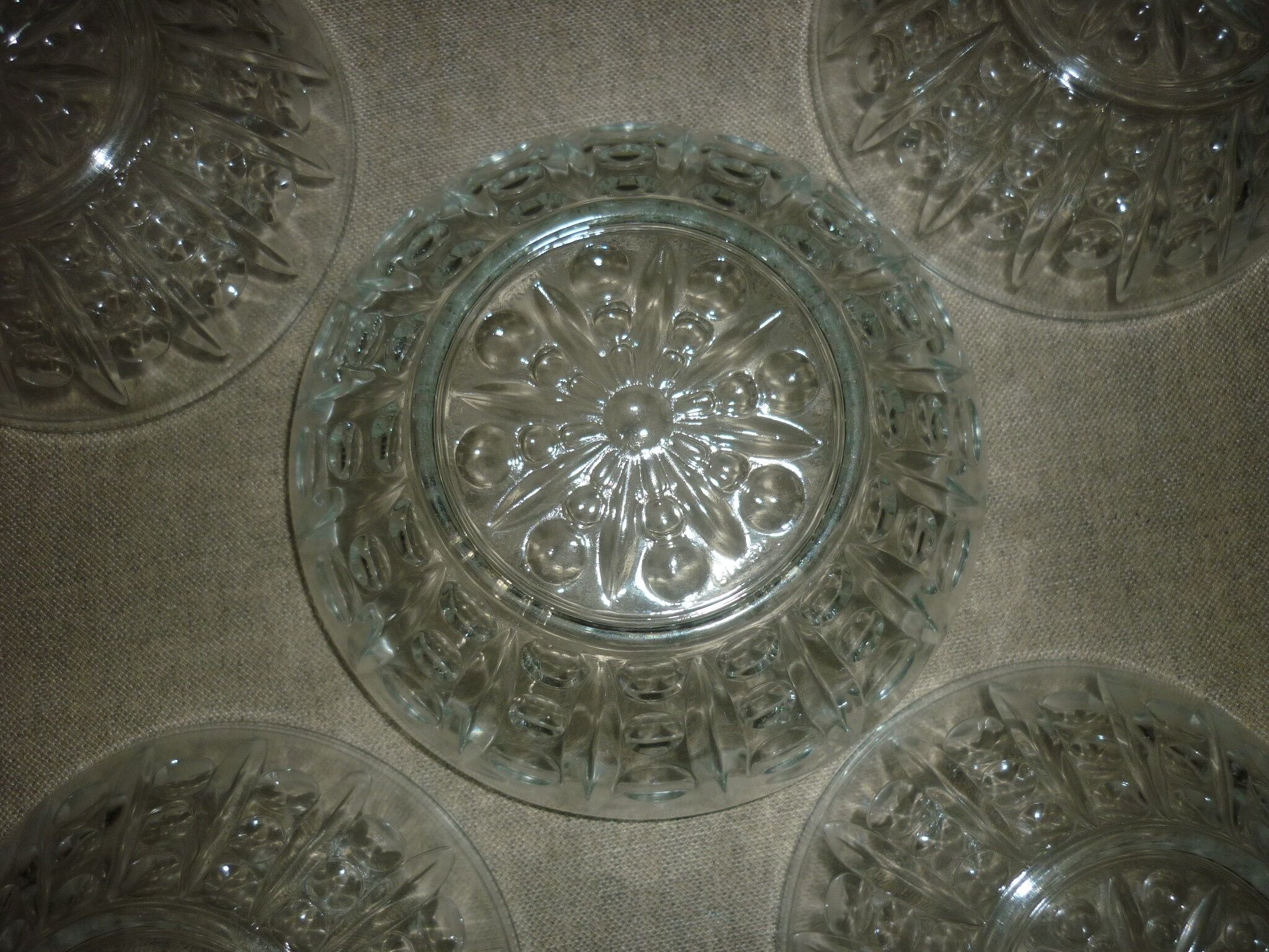 Lot salad bowl and 4 cups in pressed molded glass