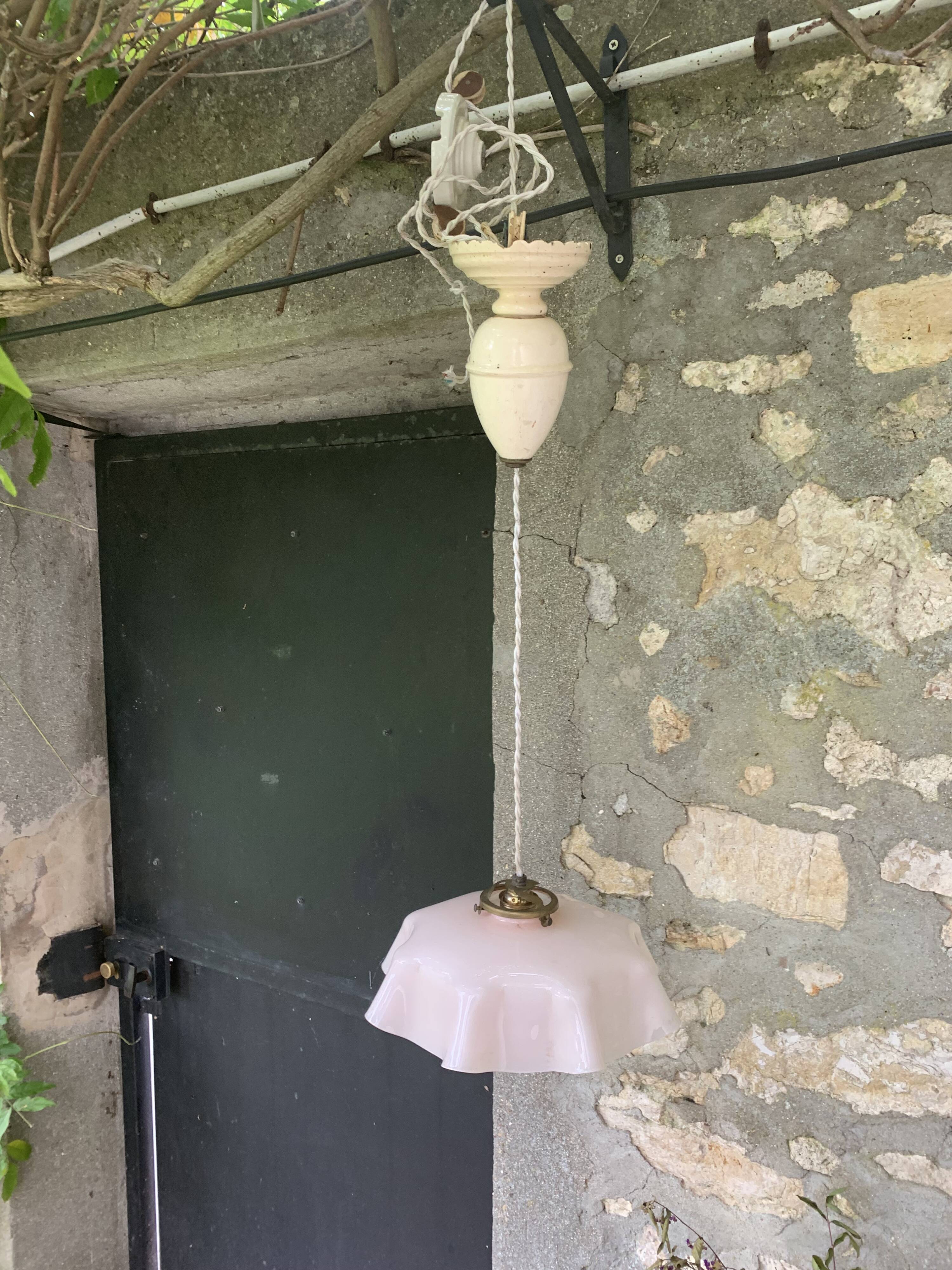 Lustre, suspension en opaline rose et intérieur blanc, complète ancienne