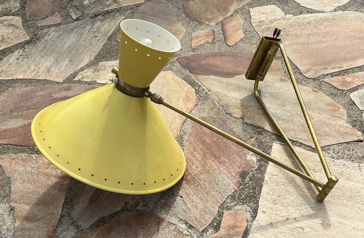 Diabolo wall lamp lunel yellow in the style of René Mathieu Guariche, star sheet metal.