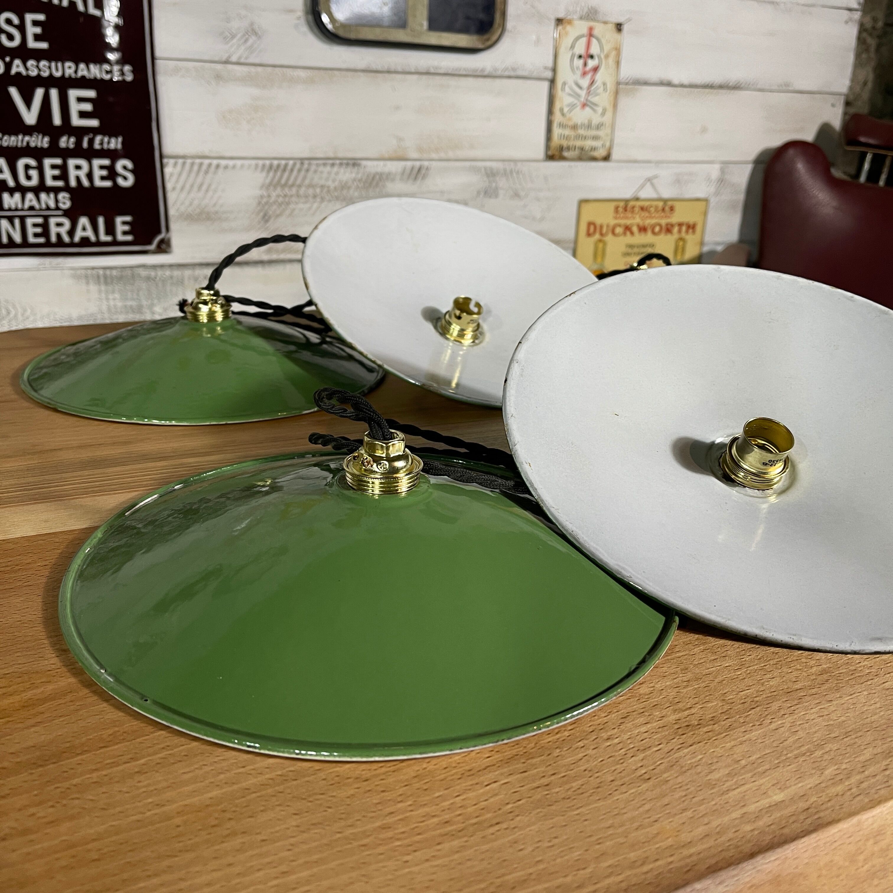 Enamelled sheet metal hanging lamp