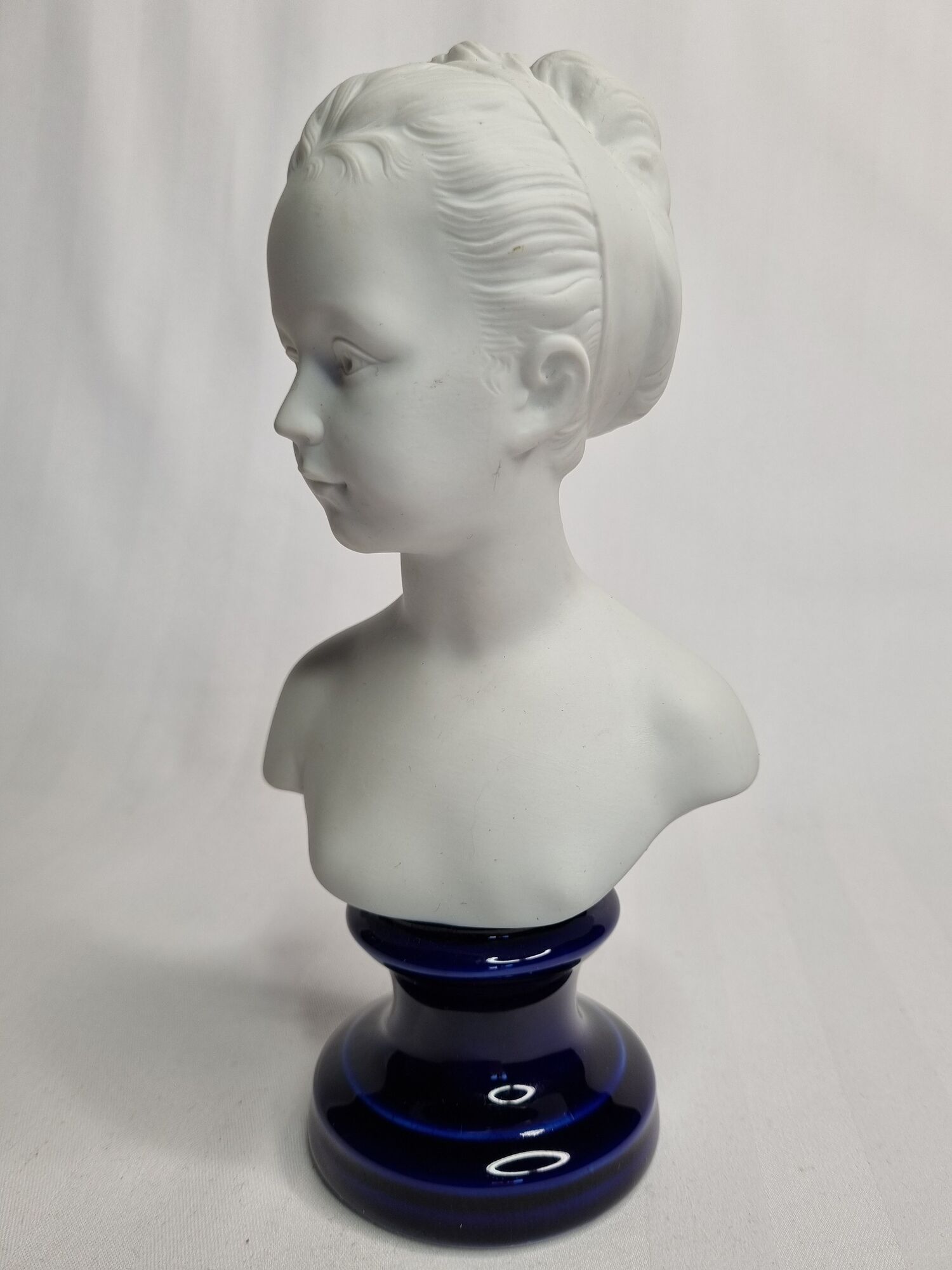 Bust in porcelain biscuit, Louise Brongniart child after Houdon, 20 cm