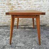 Oak table has two vintage extensions