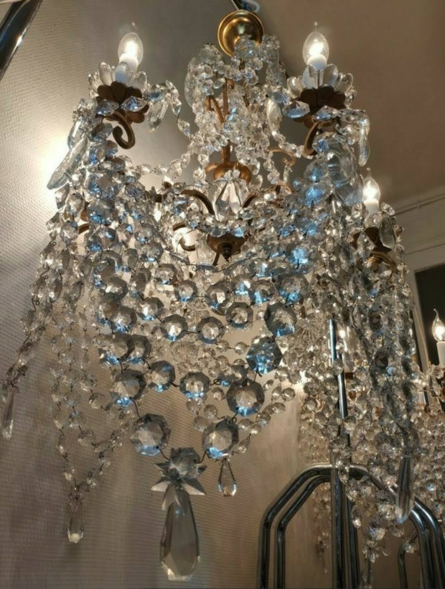 A pair of imposing, antique chandeliers with pendants.