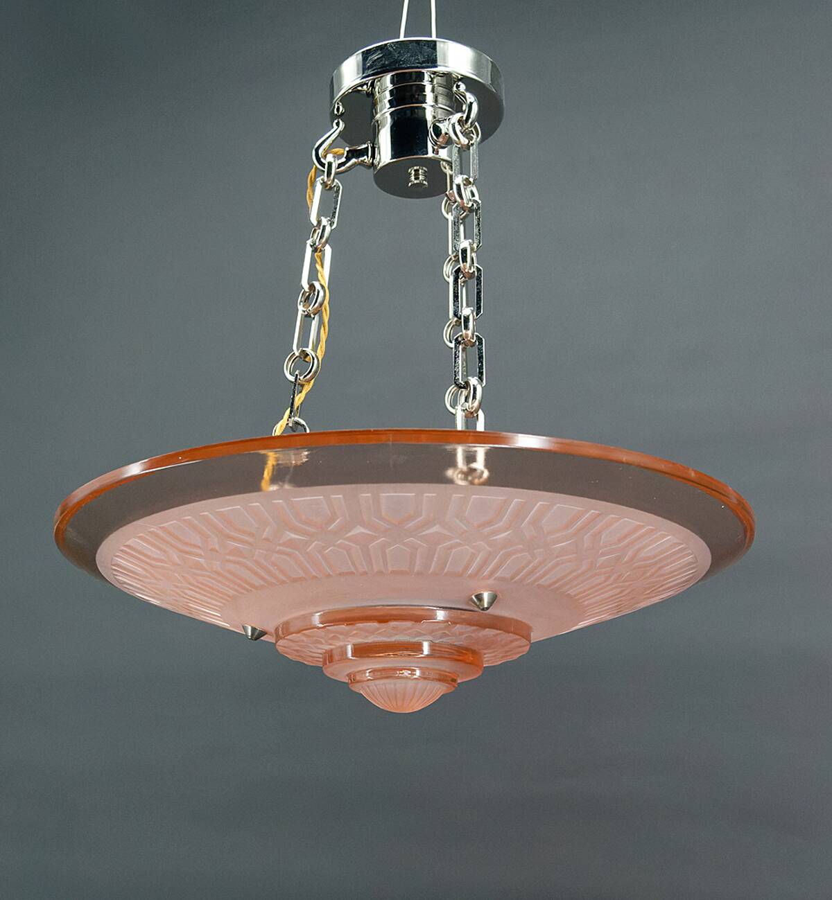 Suspension Art Déco moderniste en verre rose et bronze chromé, par Henry Petitot, 1935