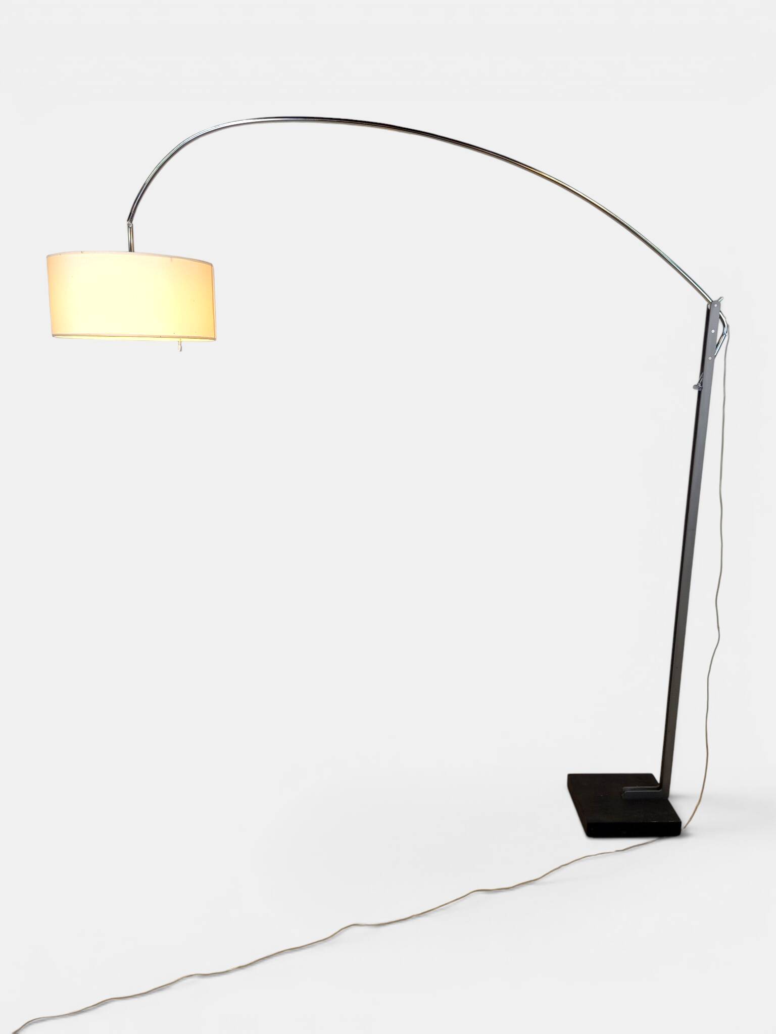 Lampe arc Ligne roset modèle MAMA de Thibault Desombre