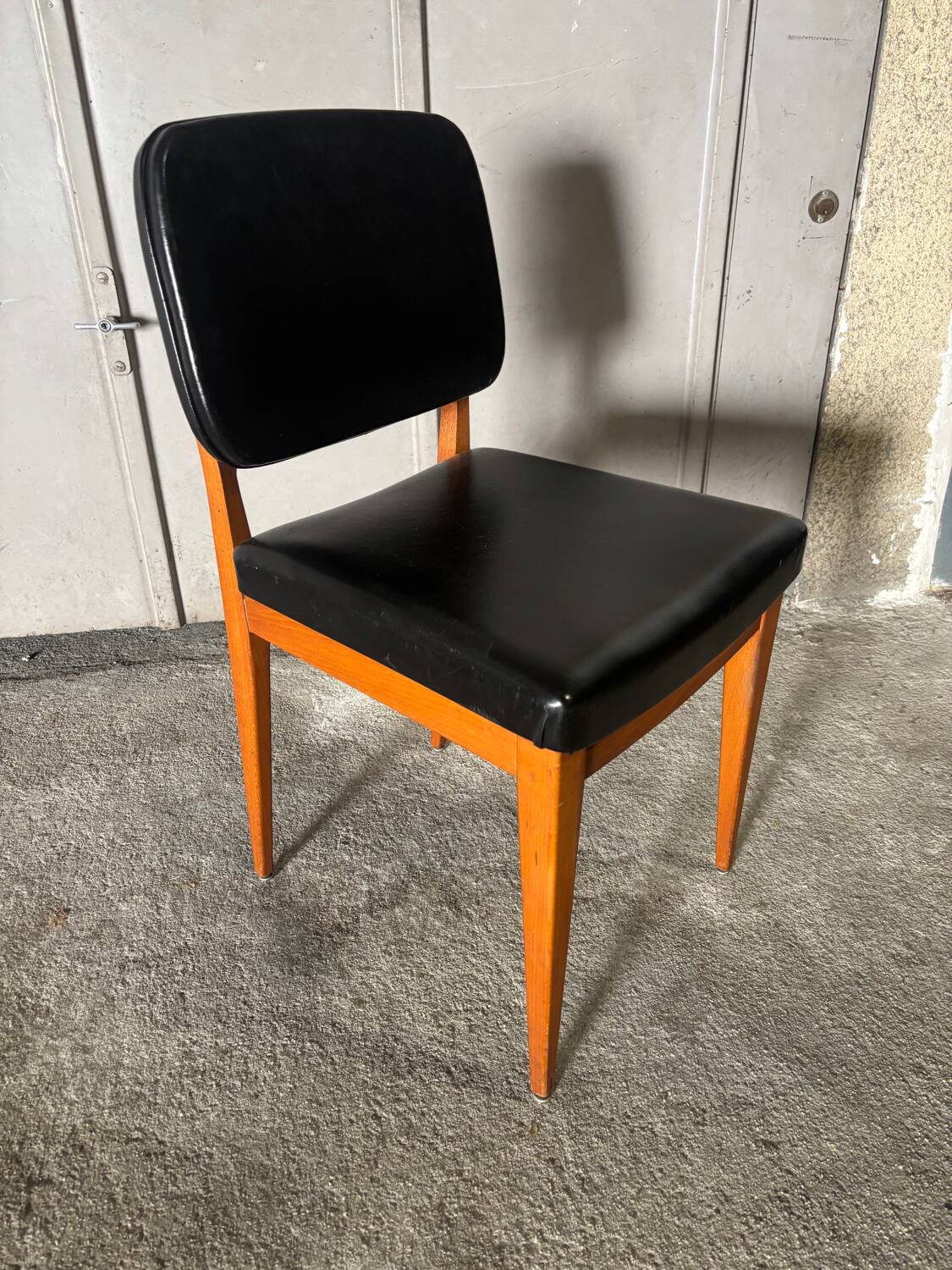 Set of 4 vintage 1960s chairs in wood and black faux leather – design