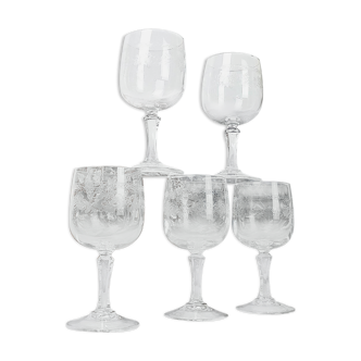 Lot de 5 verres à vin blanc en cristal gravés ancien .
