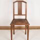 Chaise style Art Déco en bois sculpté et cuir.