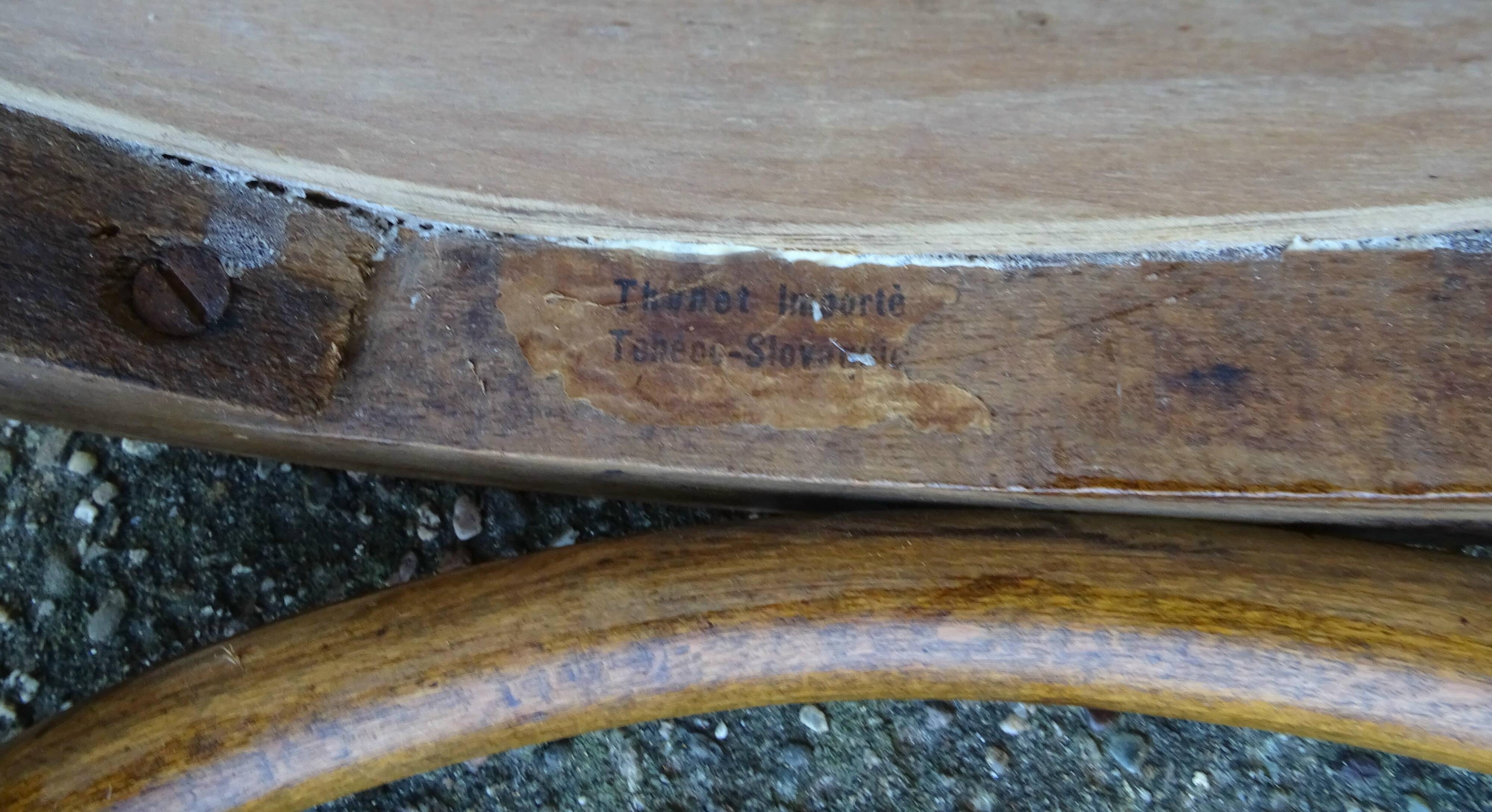 2 Thonet Coeur N°28 bistro chairs in wood, 1925