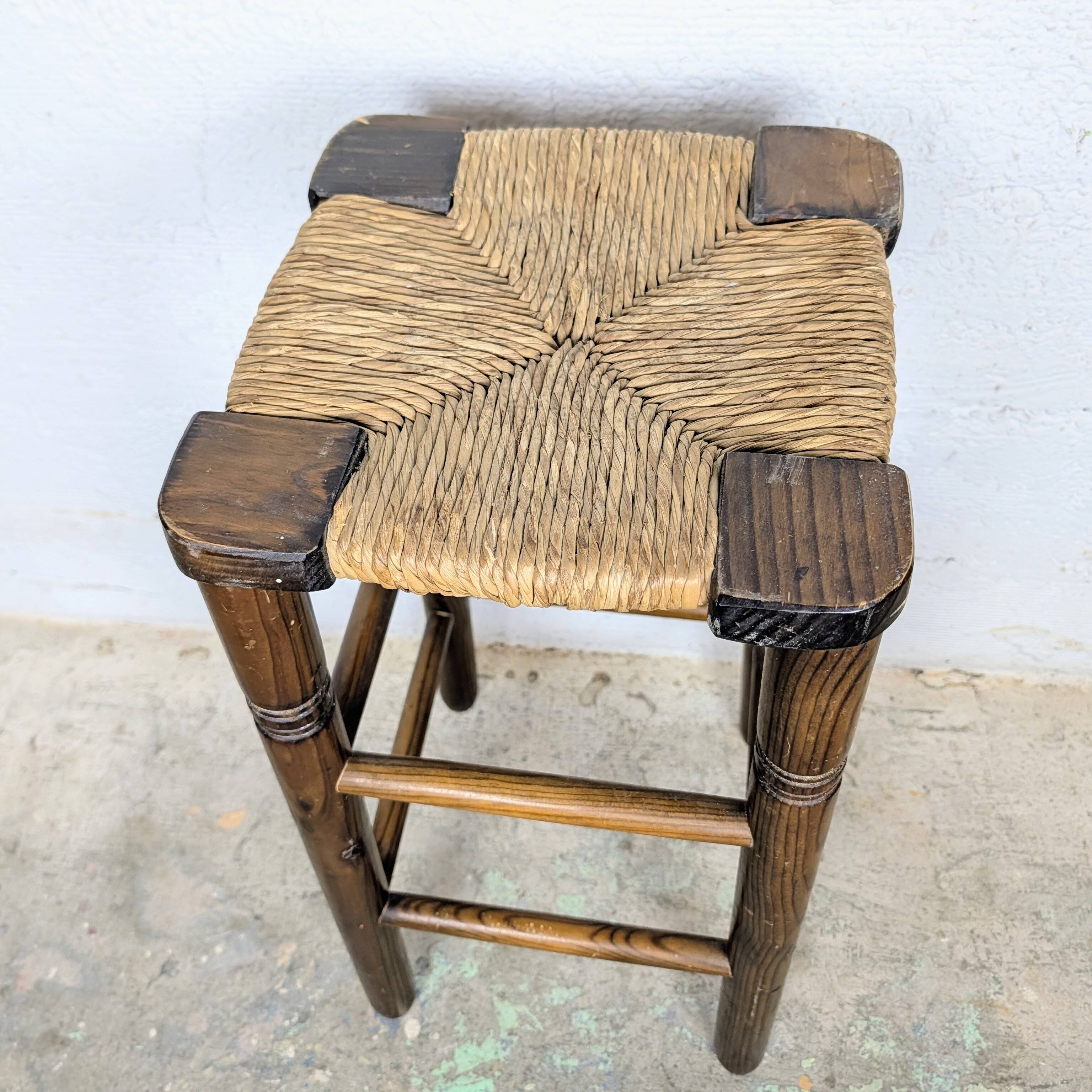 High stool in wood and straw