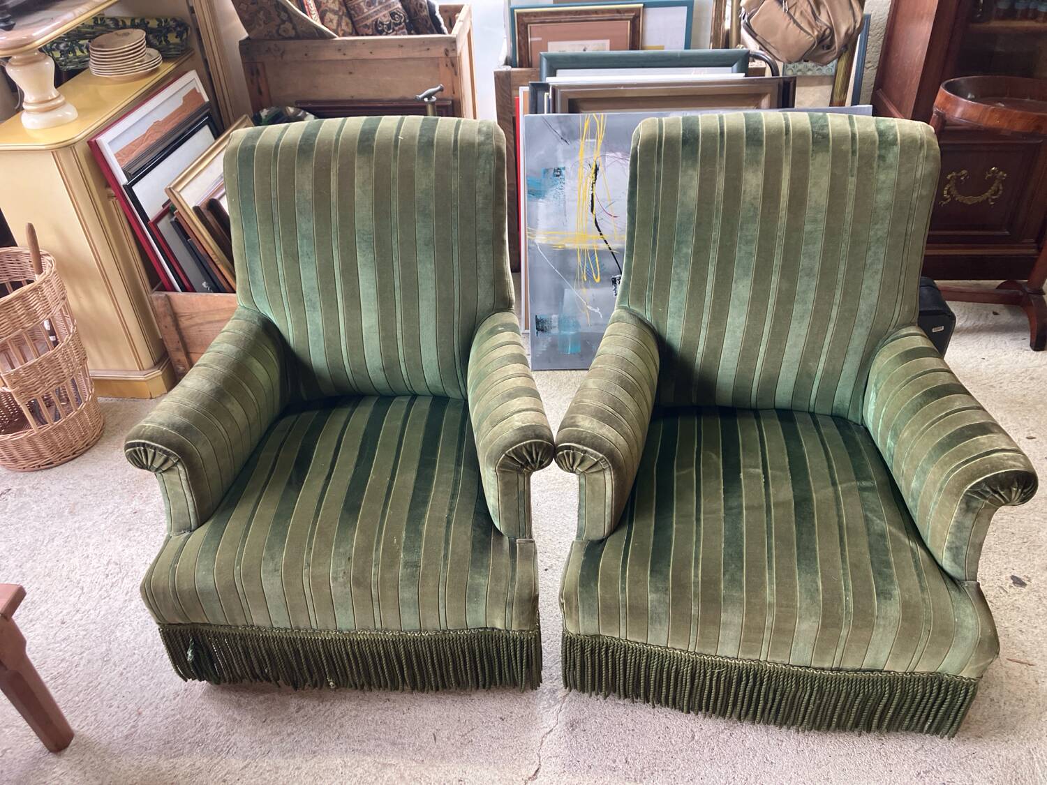 Set of two green velvet toad armchairs with fringe