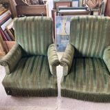 Lot de deux fauteuils crapaud velours vert à frange