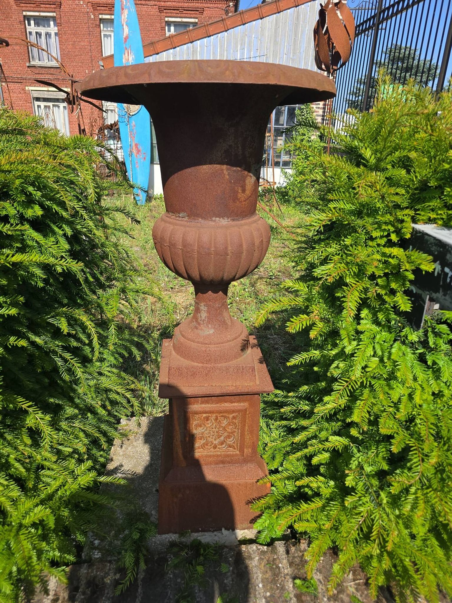 Vase médicis avec socle en fonte
