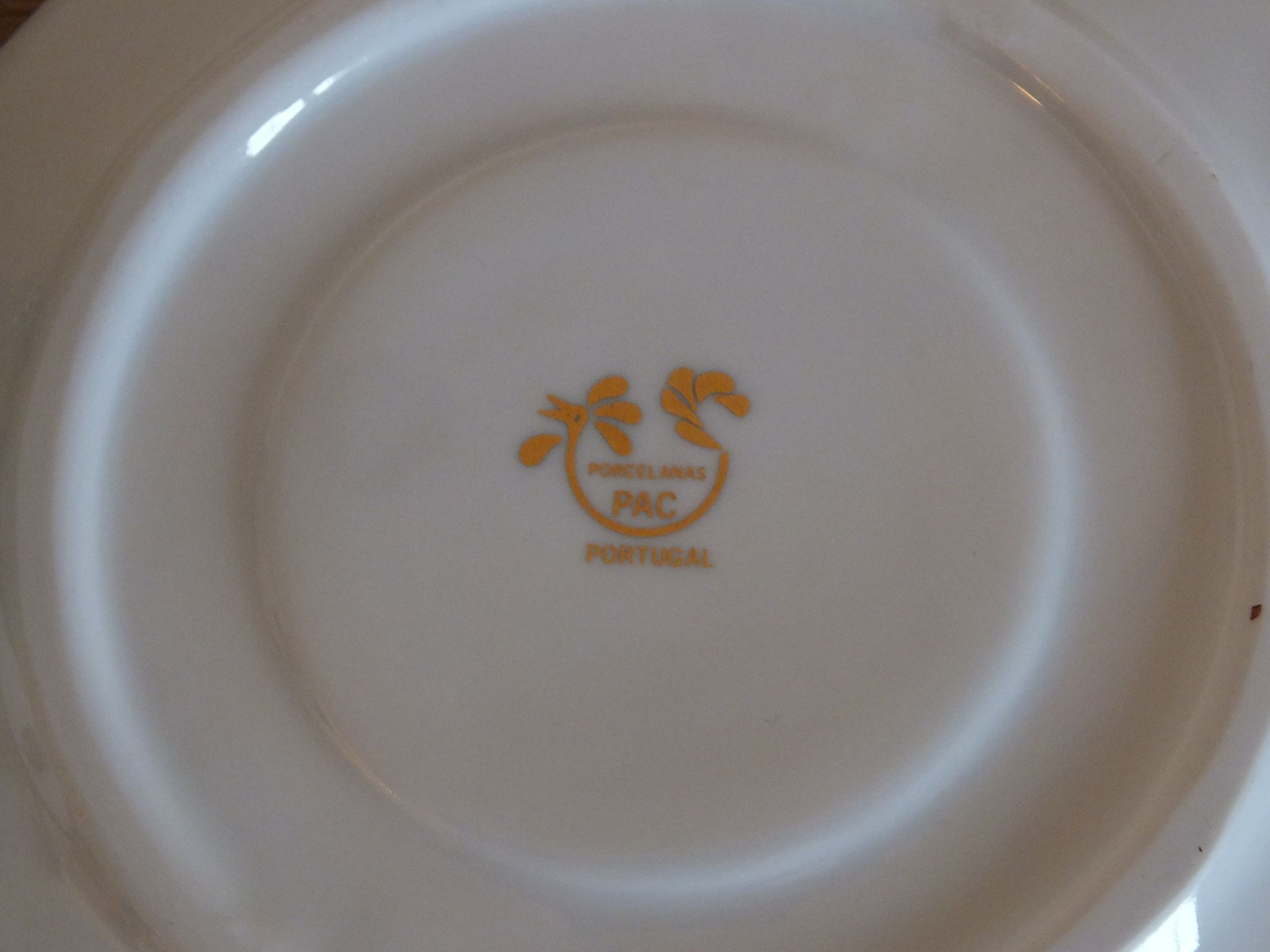 Cup n°1 CAP porcelanas Portugal insects and fruits in relief