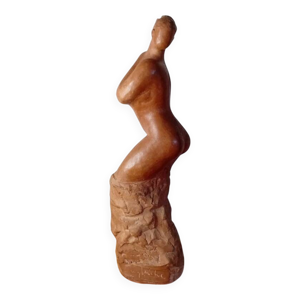 Sculpture de femme terre