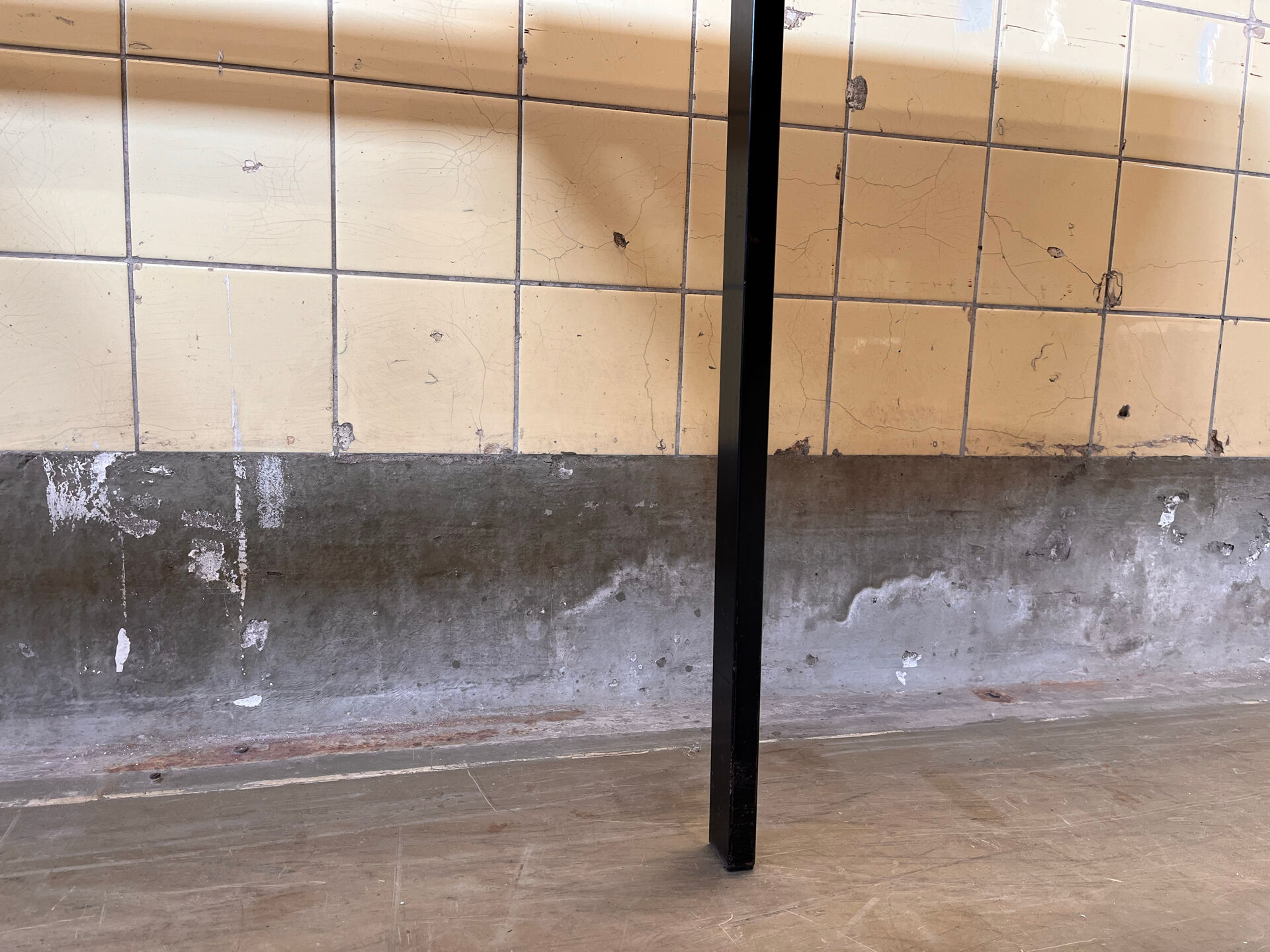 Extendable dining table by Pierre Guariche for Meurop