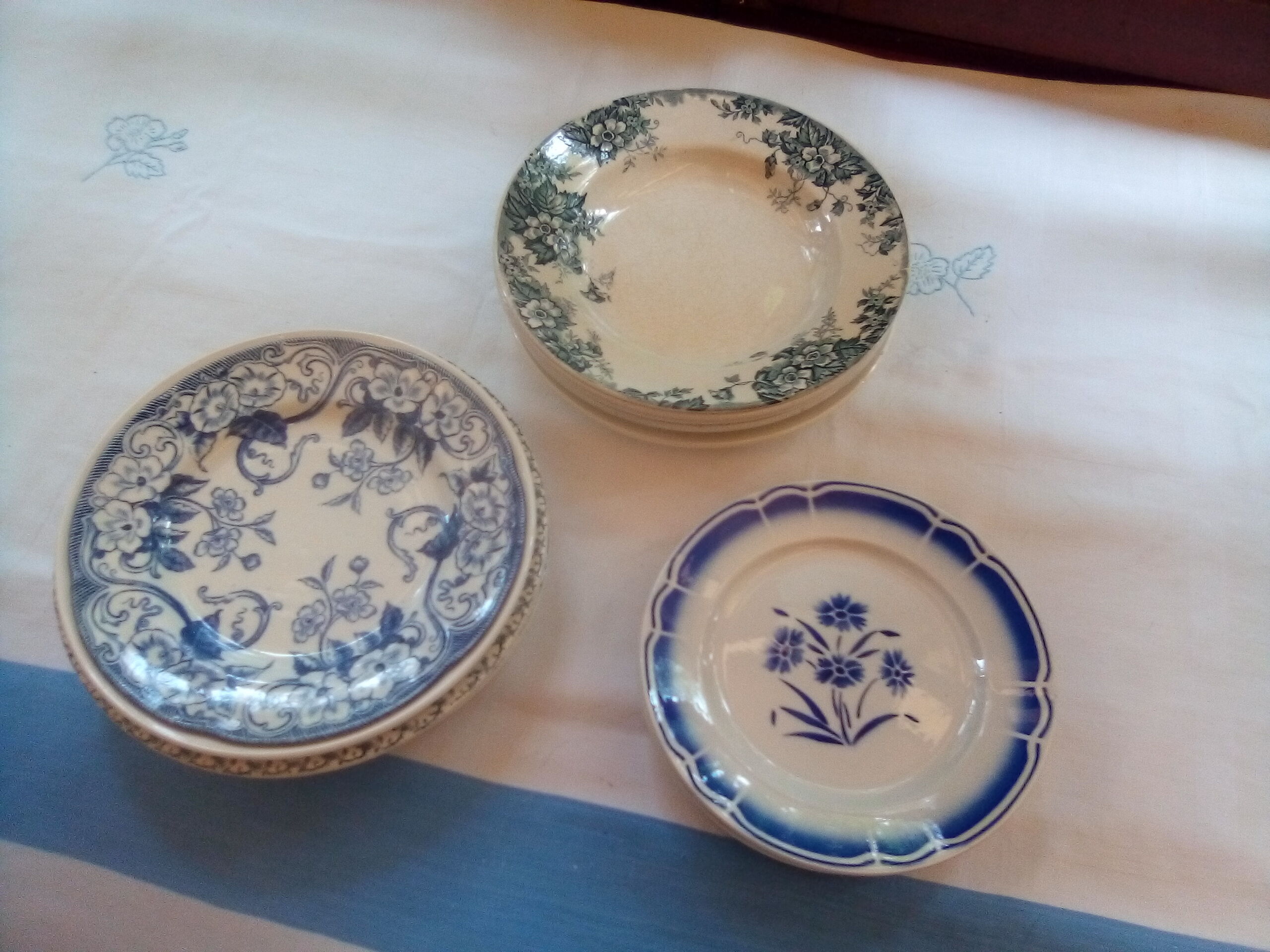 Assorted 18 old blue plates