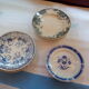 Assortiment de 18 assiettes anciennes bleues
