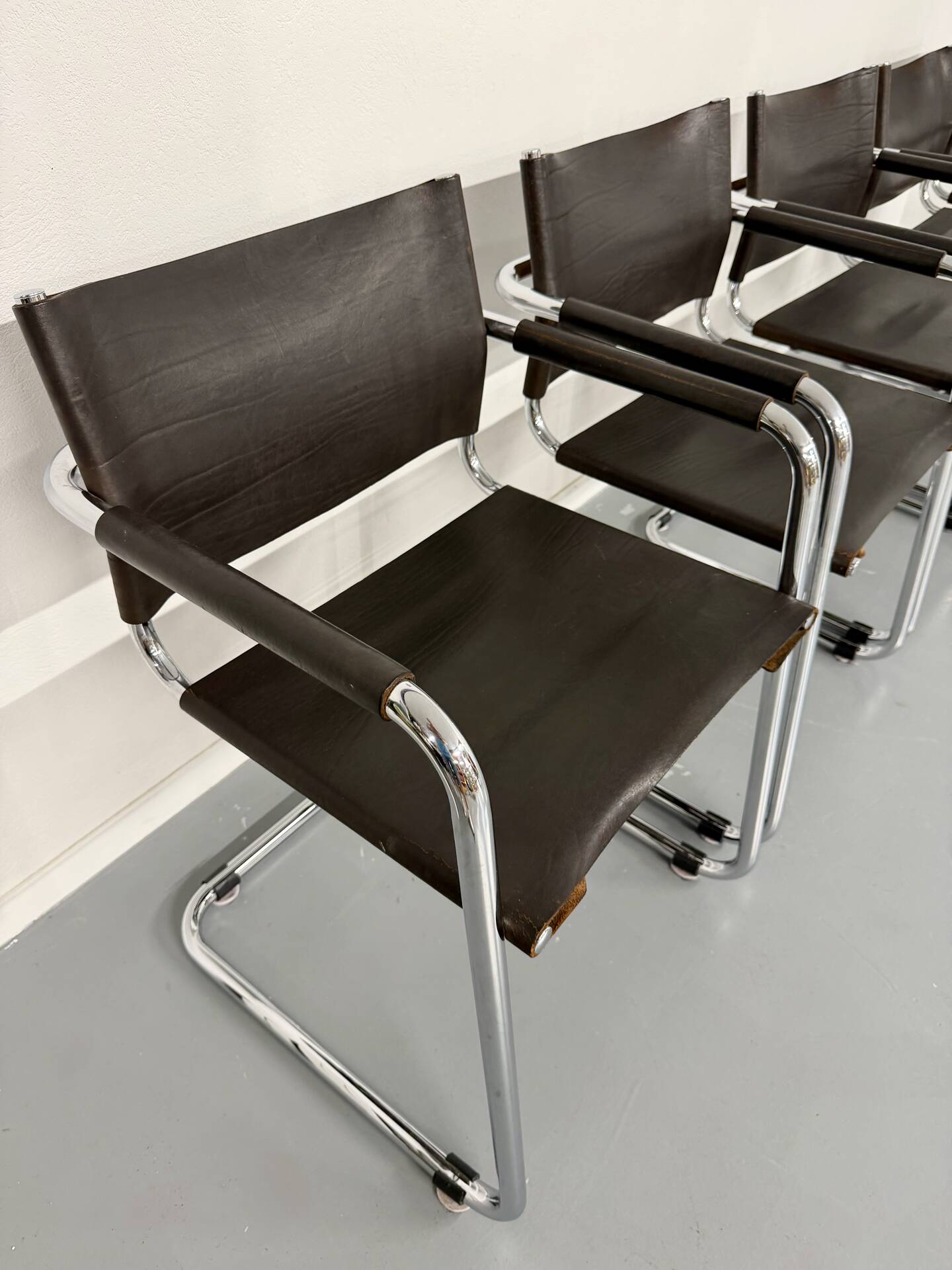 Lot of 5 tubular metal leather chairs, Bauhaus design, vintage 1970s.