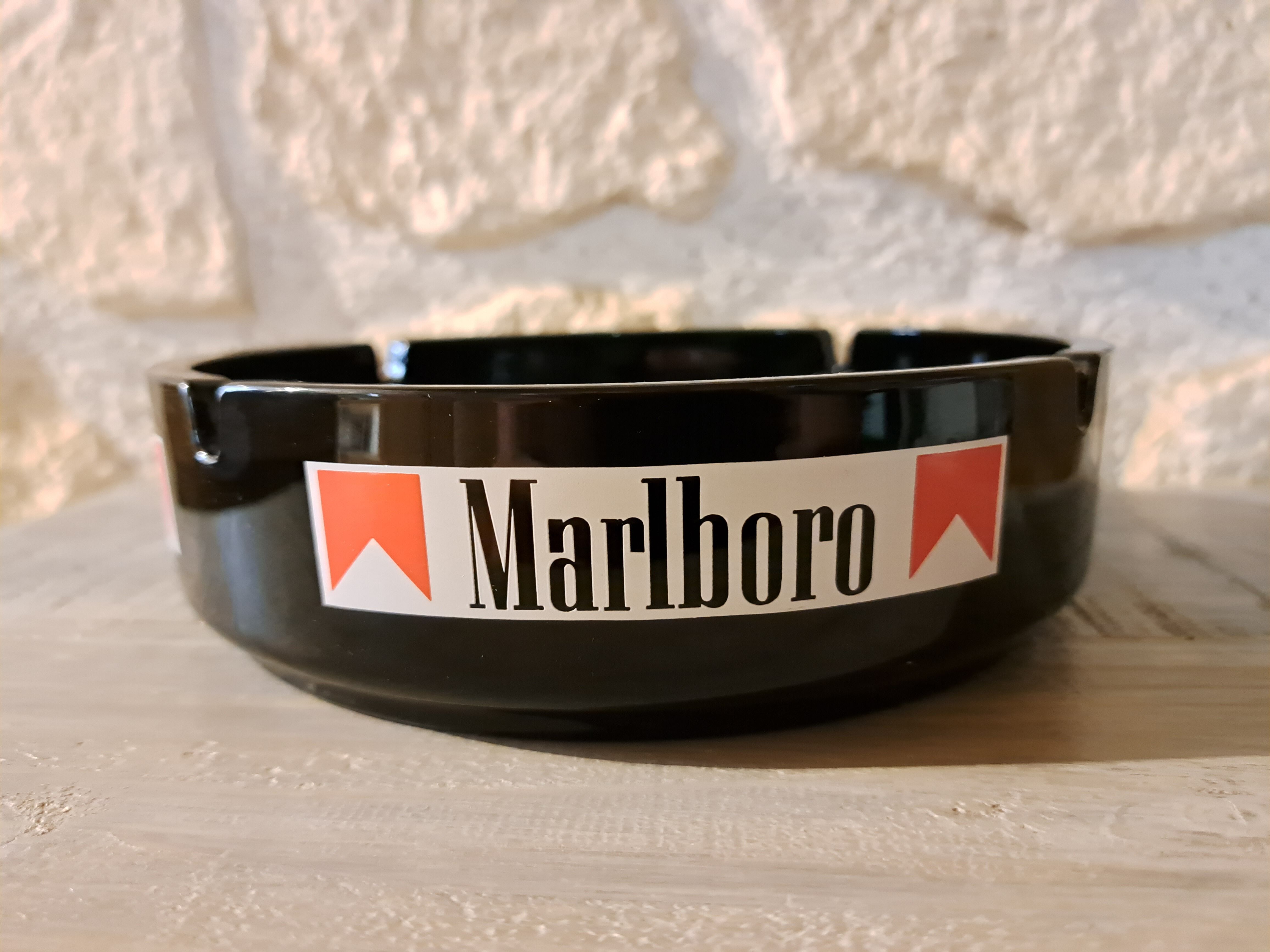 Cendrier rond en verre noir support publicitaire Marlboro