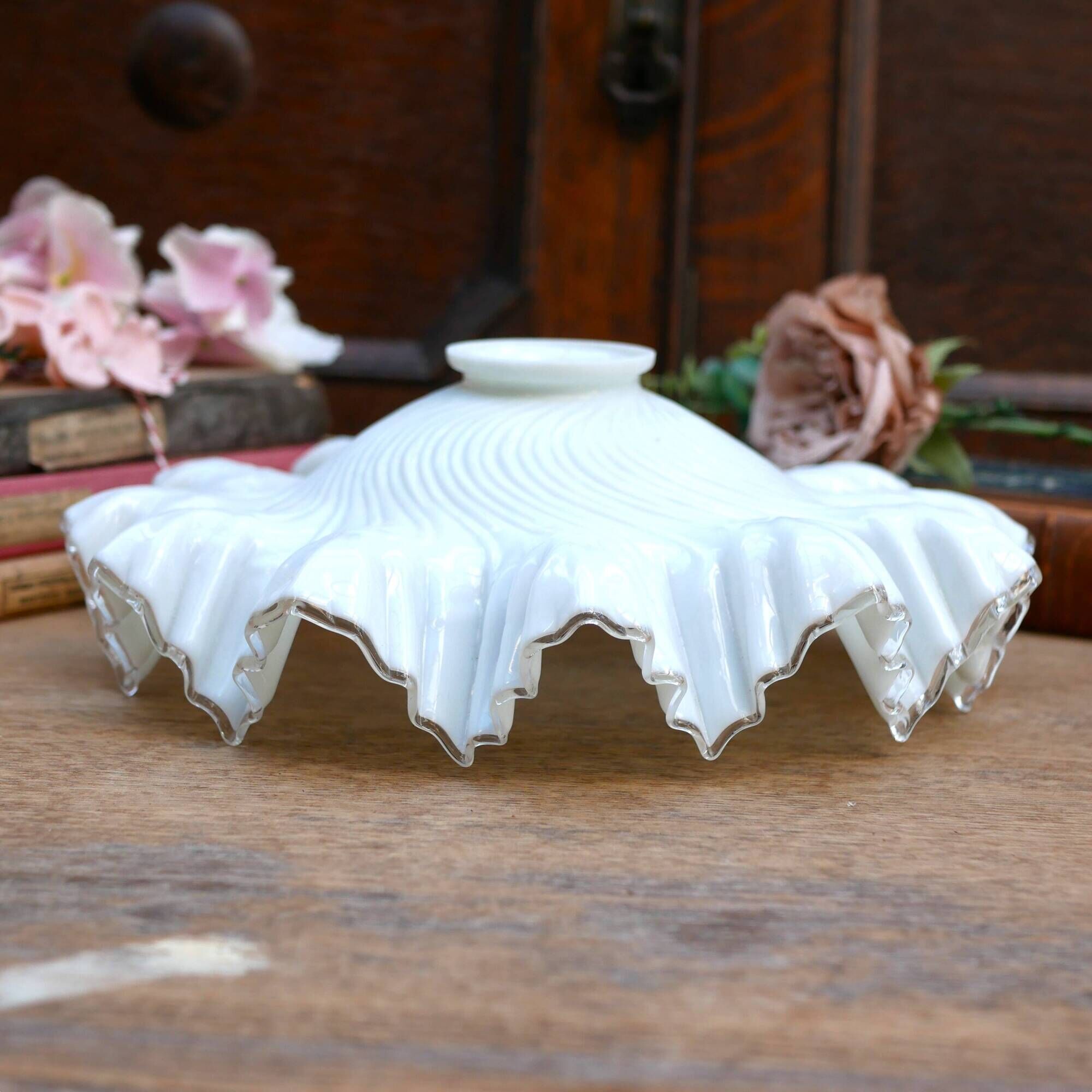 Abat-jour Art déco en verre blanc laiteux cannelé/style mouchoir avec bordure