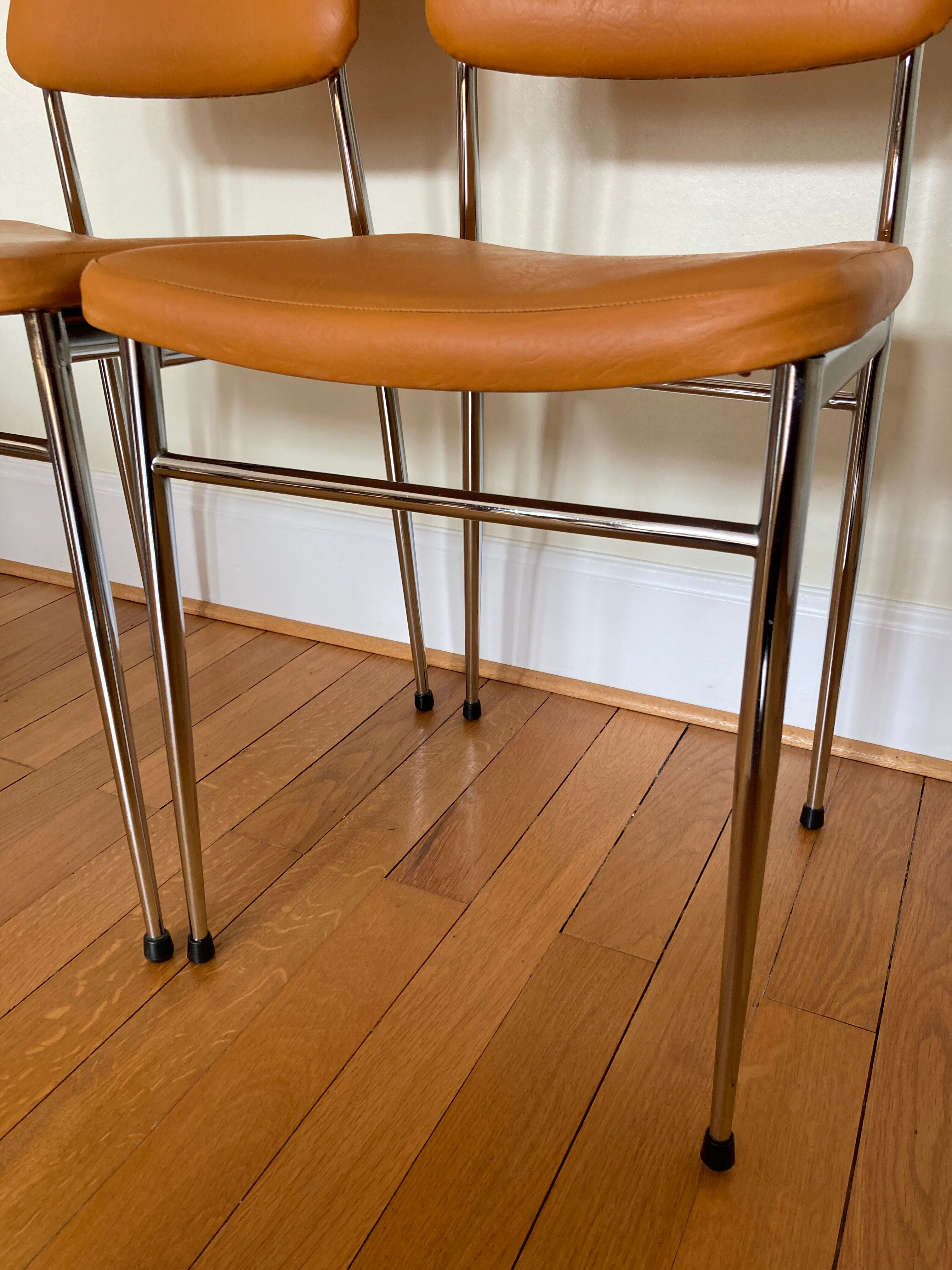 Paire de chaises chromé et skai orange
