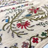 Broderie à la main méditerranéenne antique, héritage de l'artisanat grec