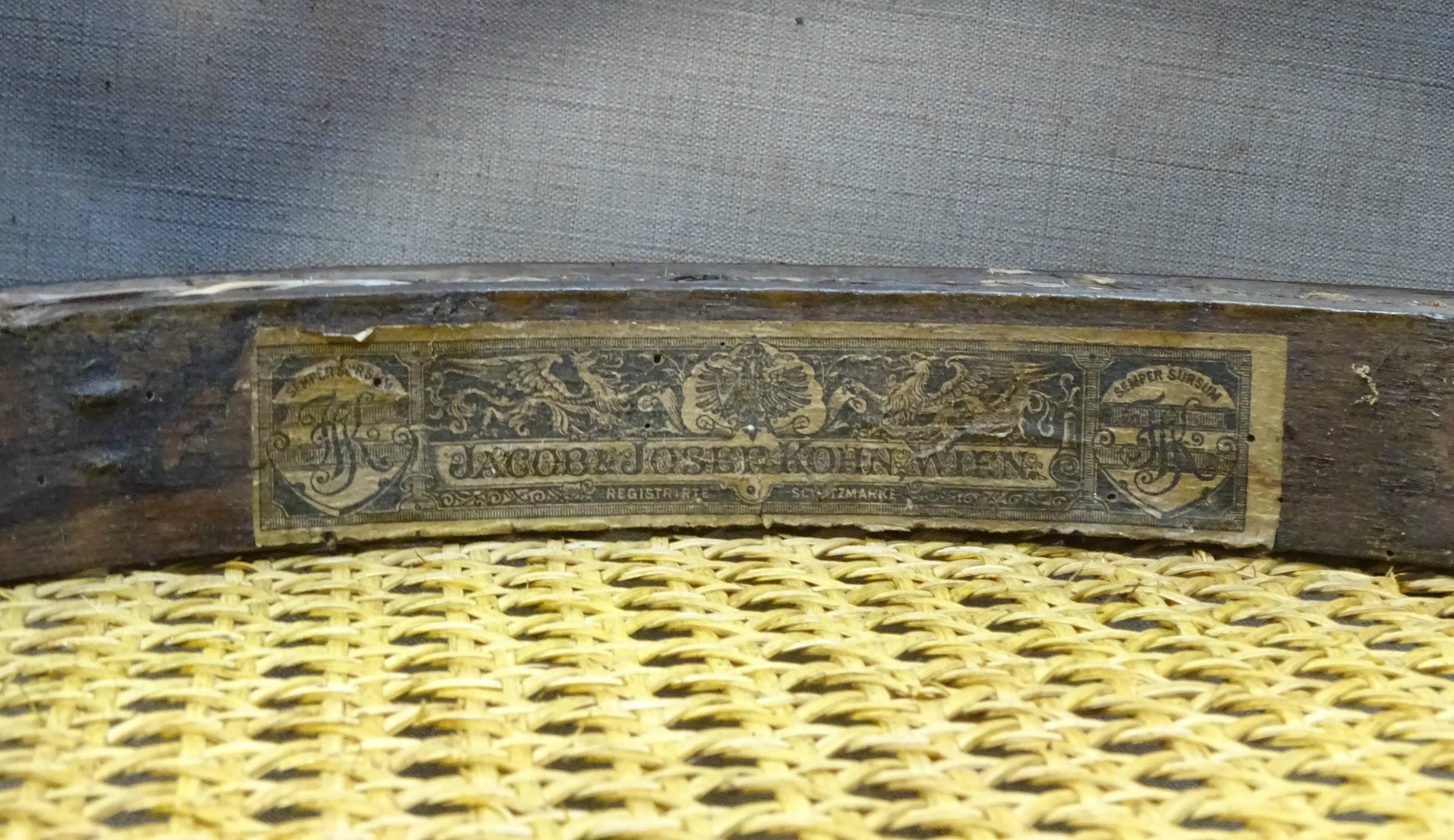 Deux chaises KOHN N°55 de Ca. 1900 cannées, teinte acajou américain.