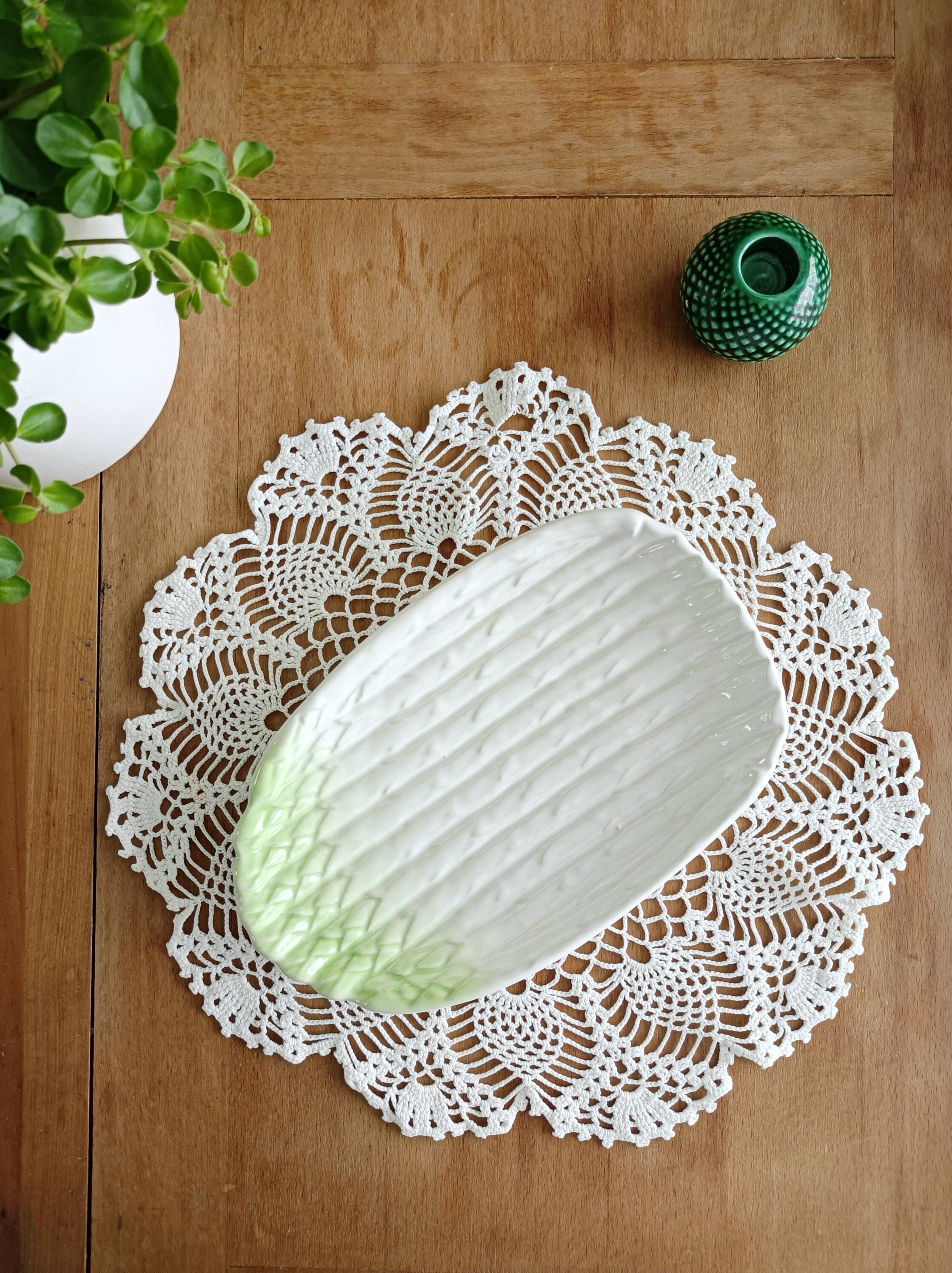 Ravier, small dish in slip, asparagus