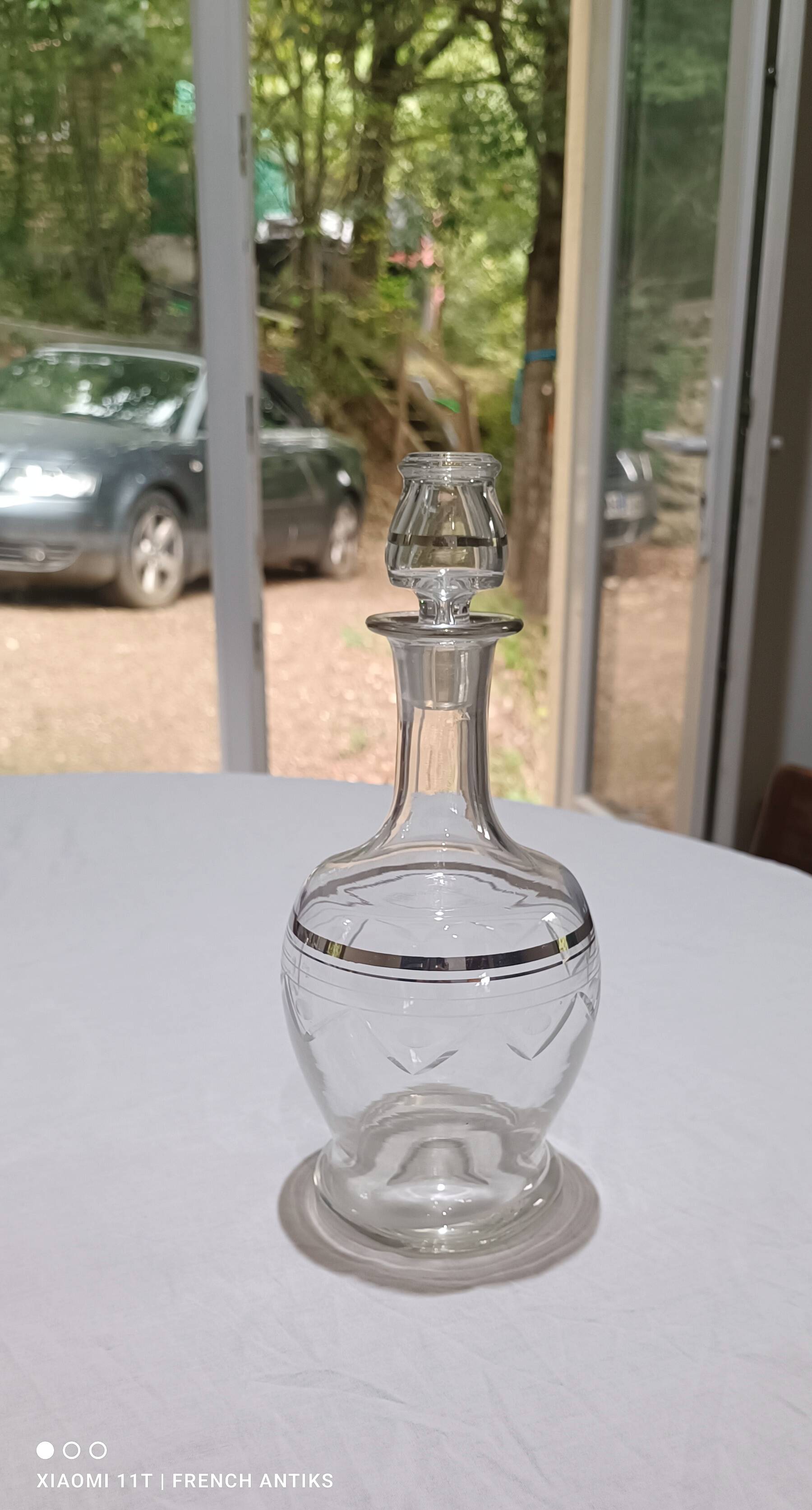 Blown glass decanter, engraved and chiselled. Made in France.