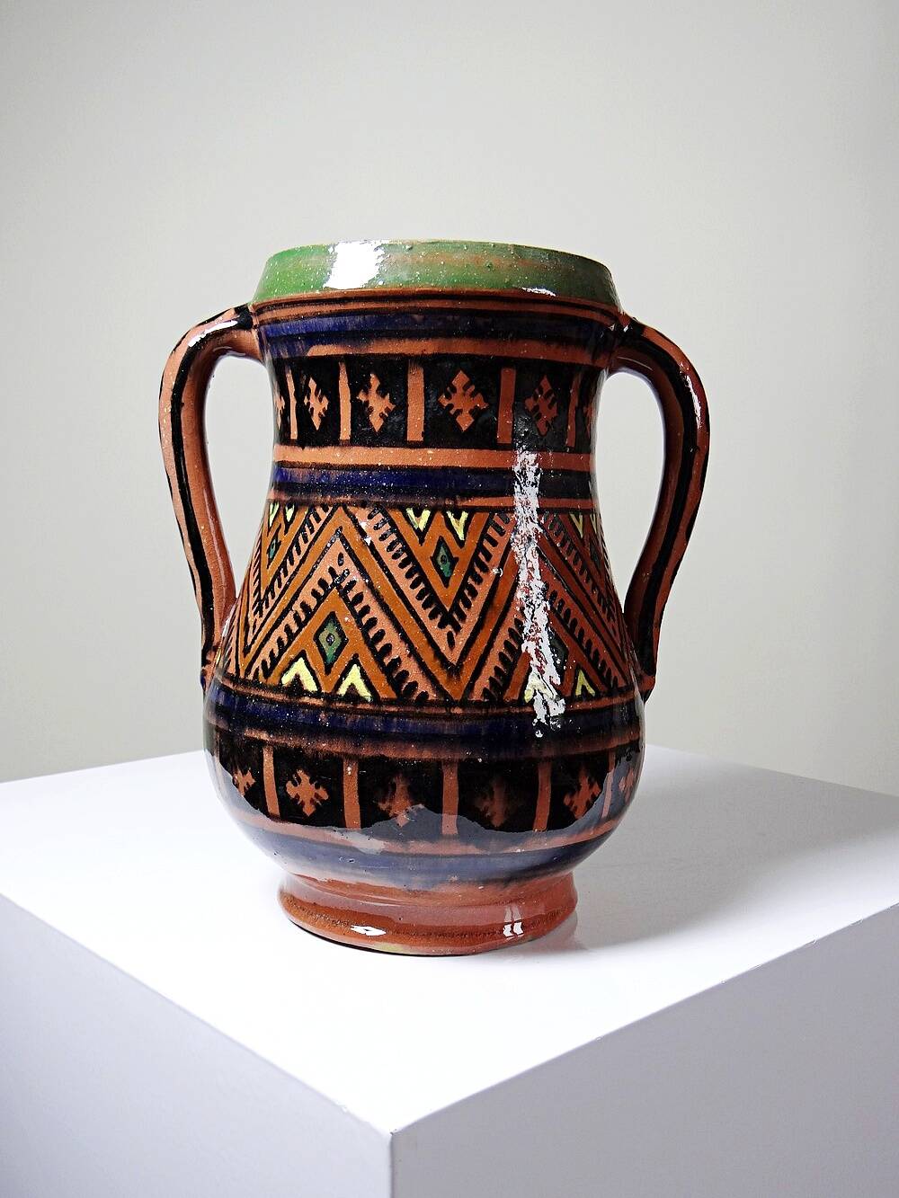 Large Moroccan vase from Safi, polychrome terracotta with two handles, from the 1950s to 1970s.
