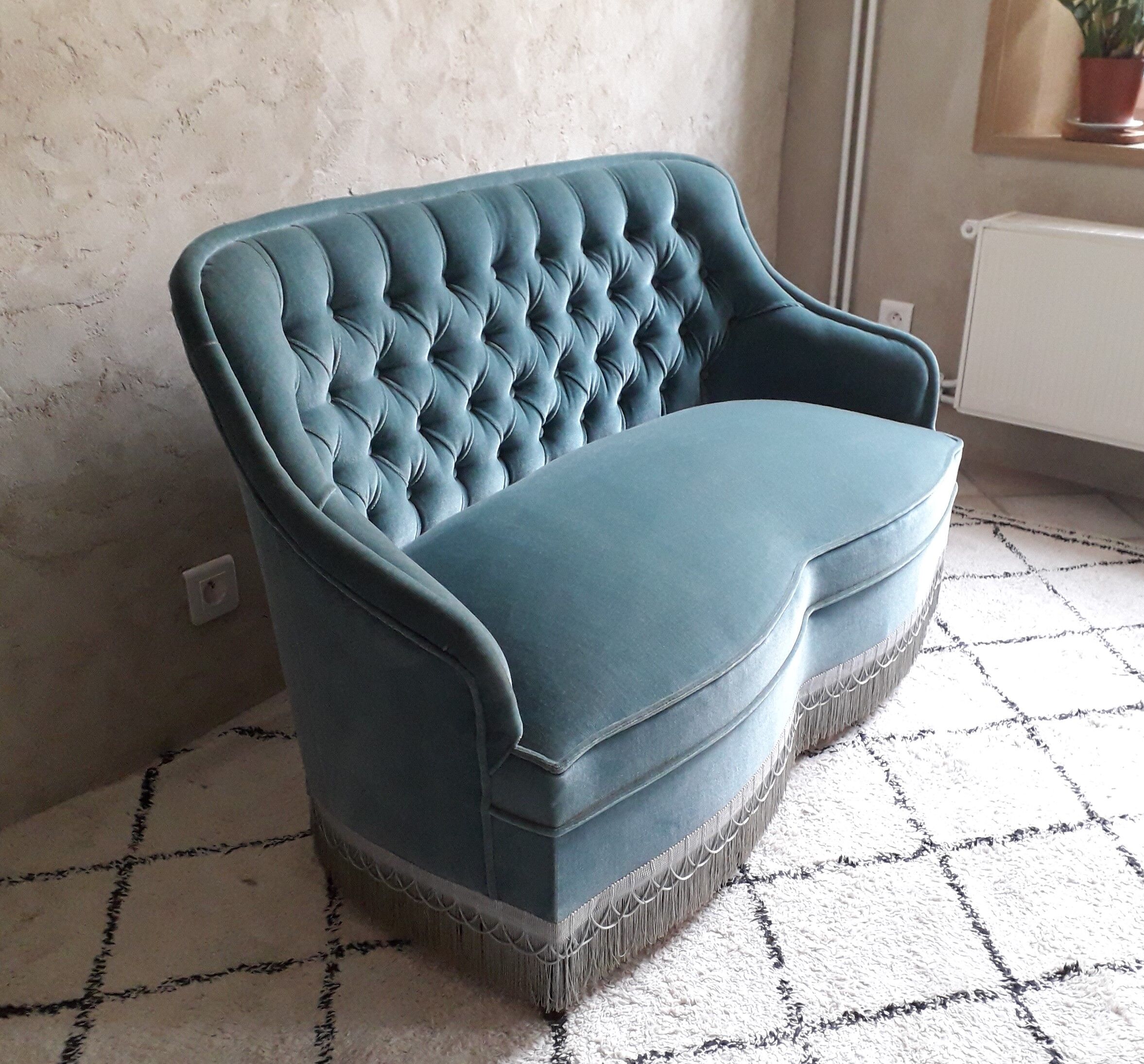 Blue velvet toad sofa