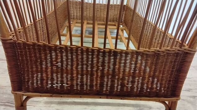 Lit enfant en rotin vintage
