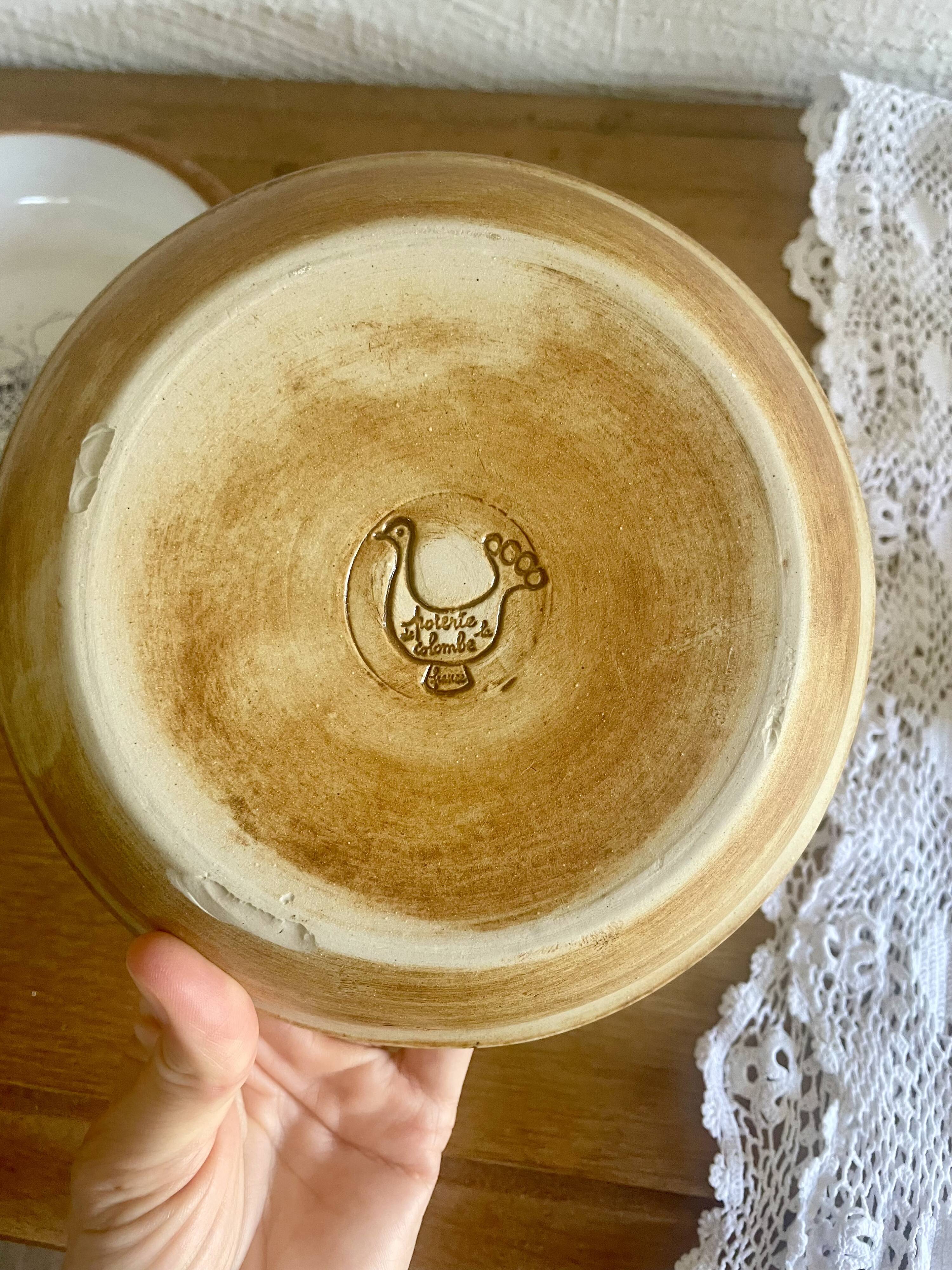 Assiette en grès et émail estampillée