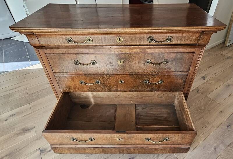 Importante commode Louis-Philippe en noyer patiné, XIXᵉ siècle