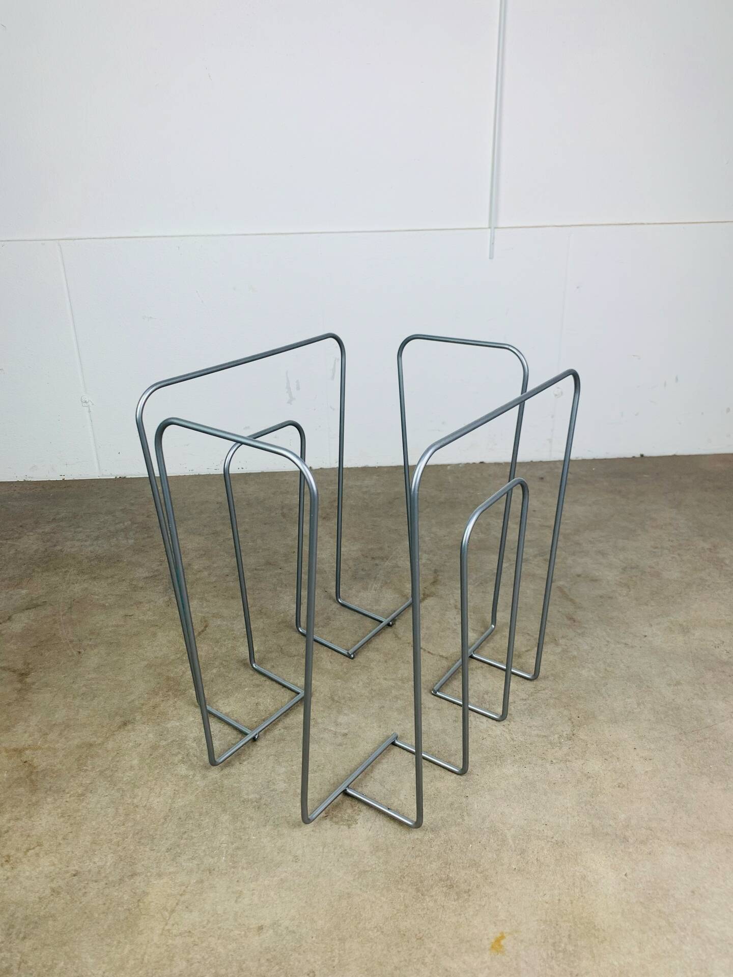 Postmodern magazine rack in grey metal, 1980s.