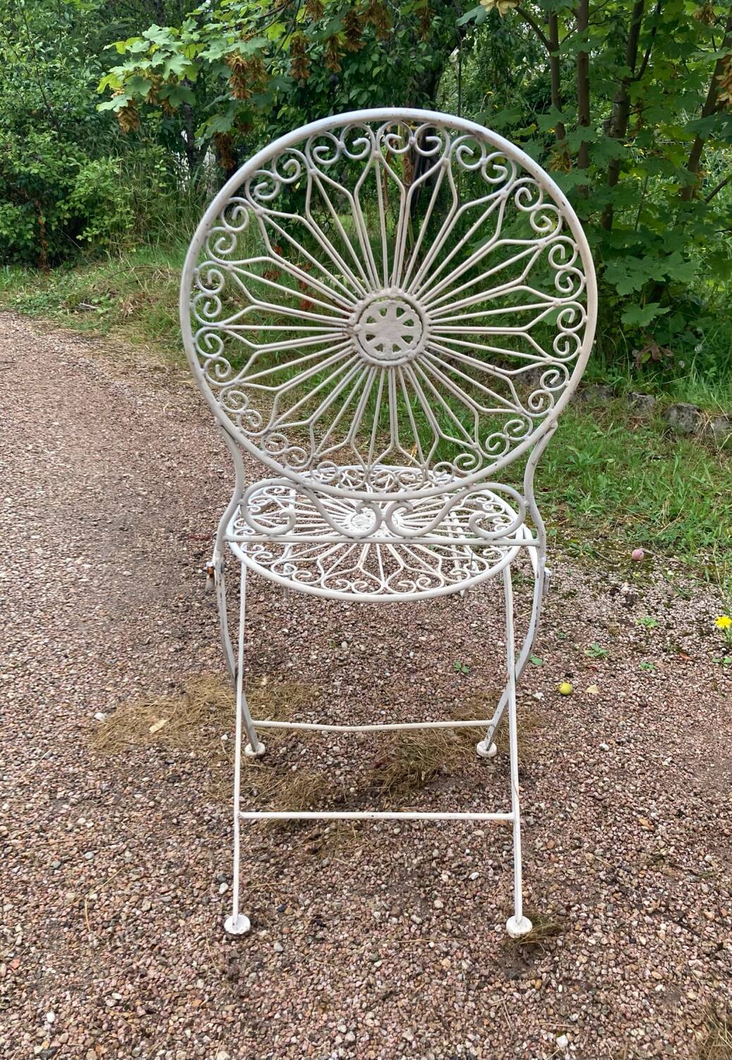 Foldable medallion garden chair from the 20th century in wrought iron with Heart motifs