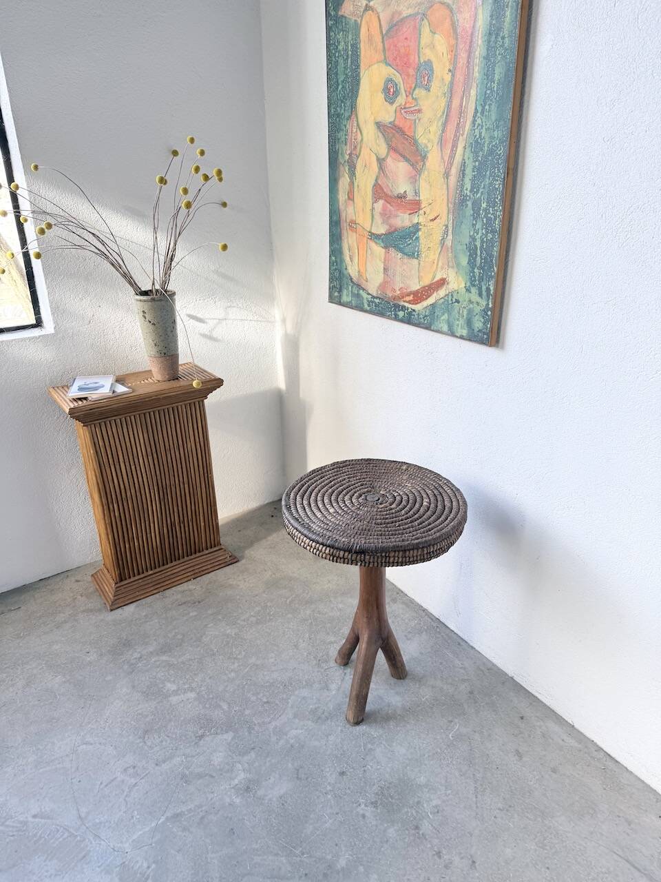 Sellette tripode art populaire en paille tressée, 1950