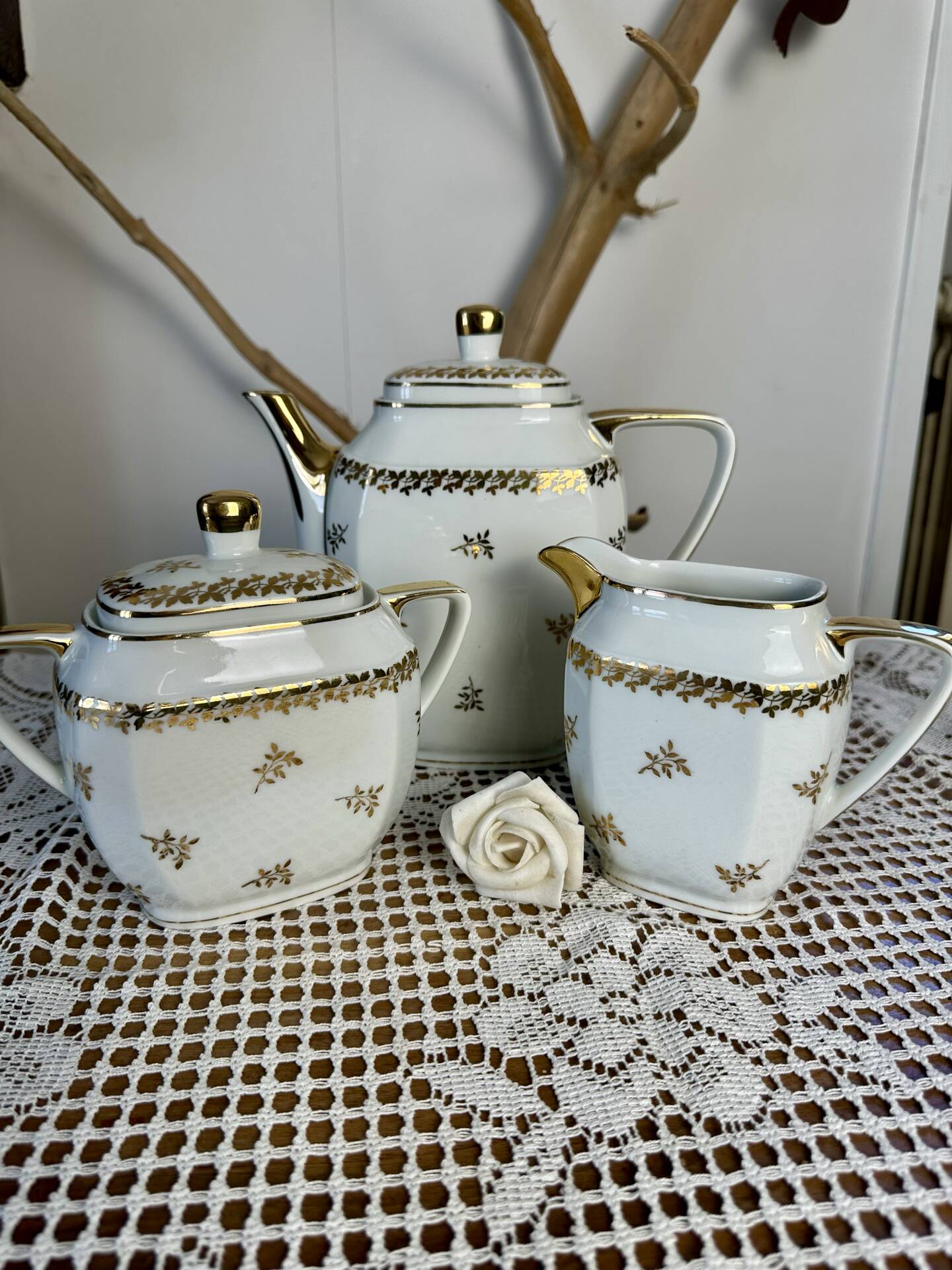 Three-piece tea or coffee service in Limoges porcelain by Singer, years.