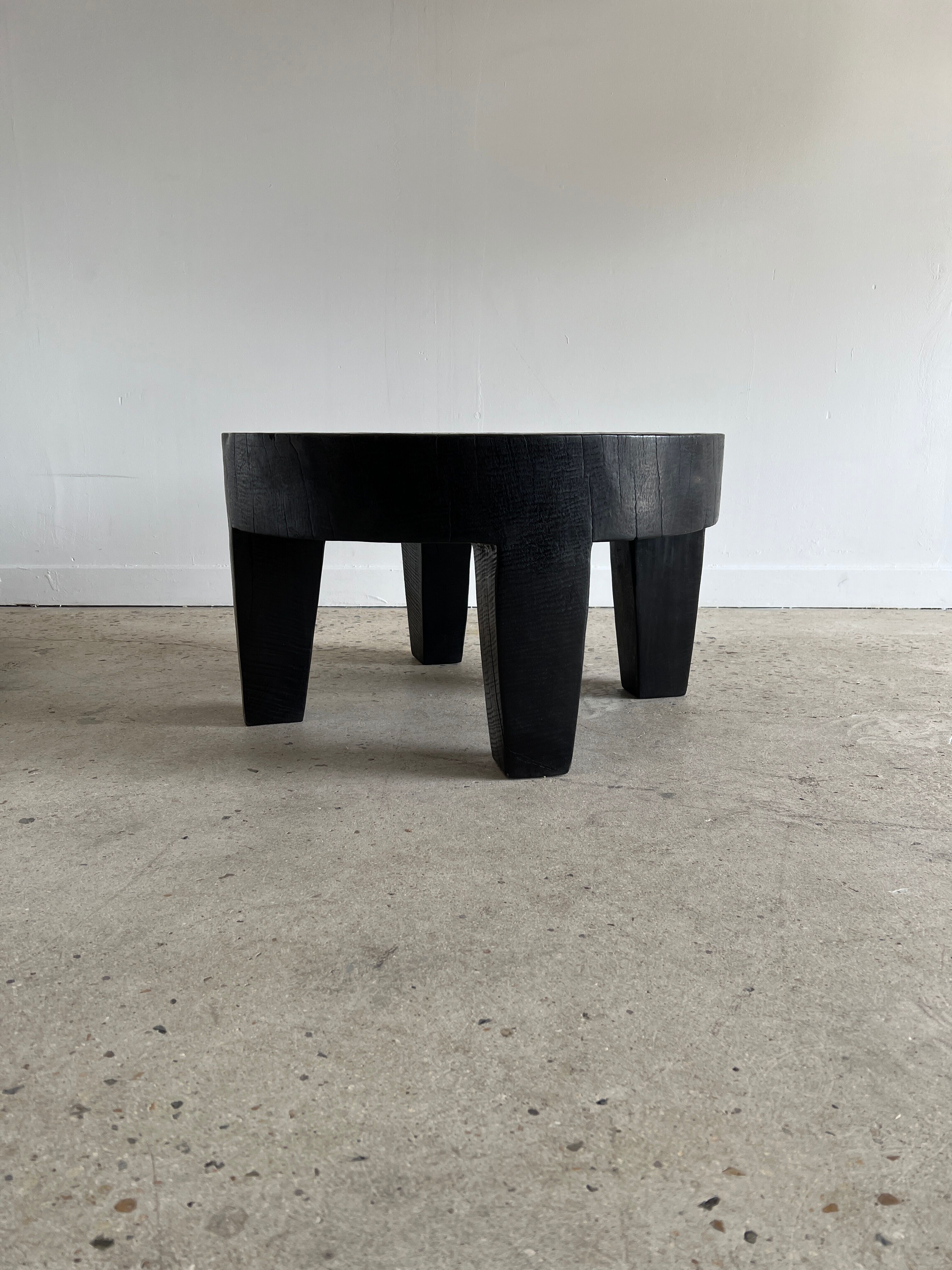Coffee table en bois massif monoxyle noir