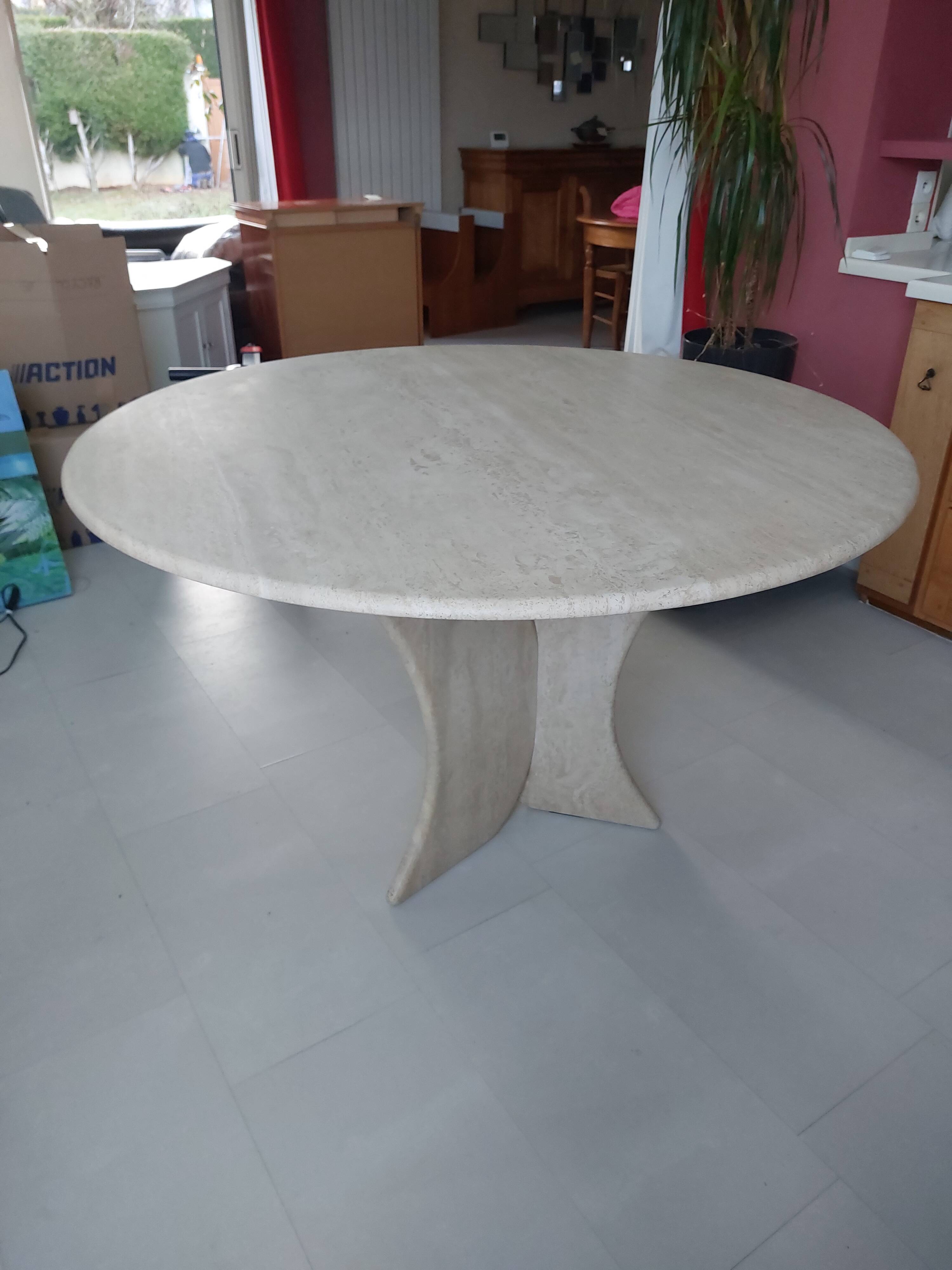 Round stone table (4-6 people)