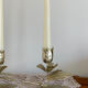 Paire de bougeoirs fleur vintage en métal peint en doré