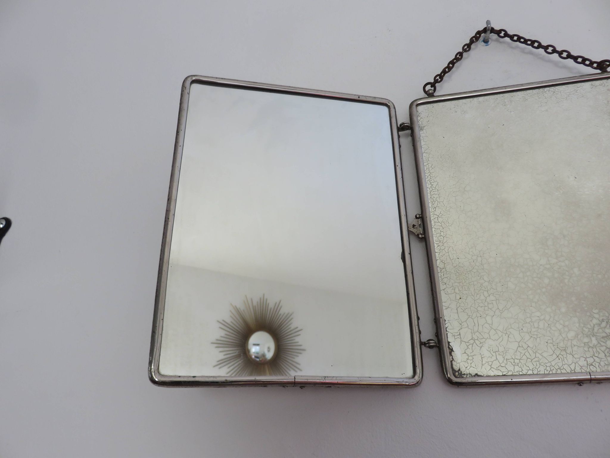 Miroir de barbier triptyque à chainette avec fermoir années 30 40