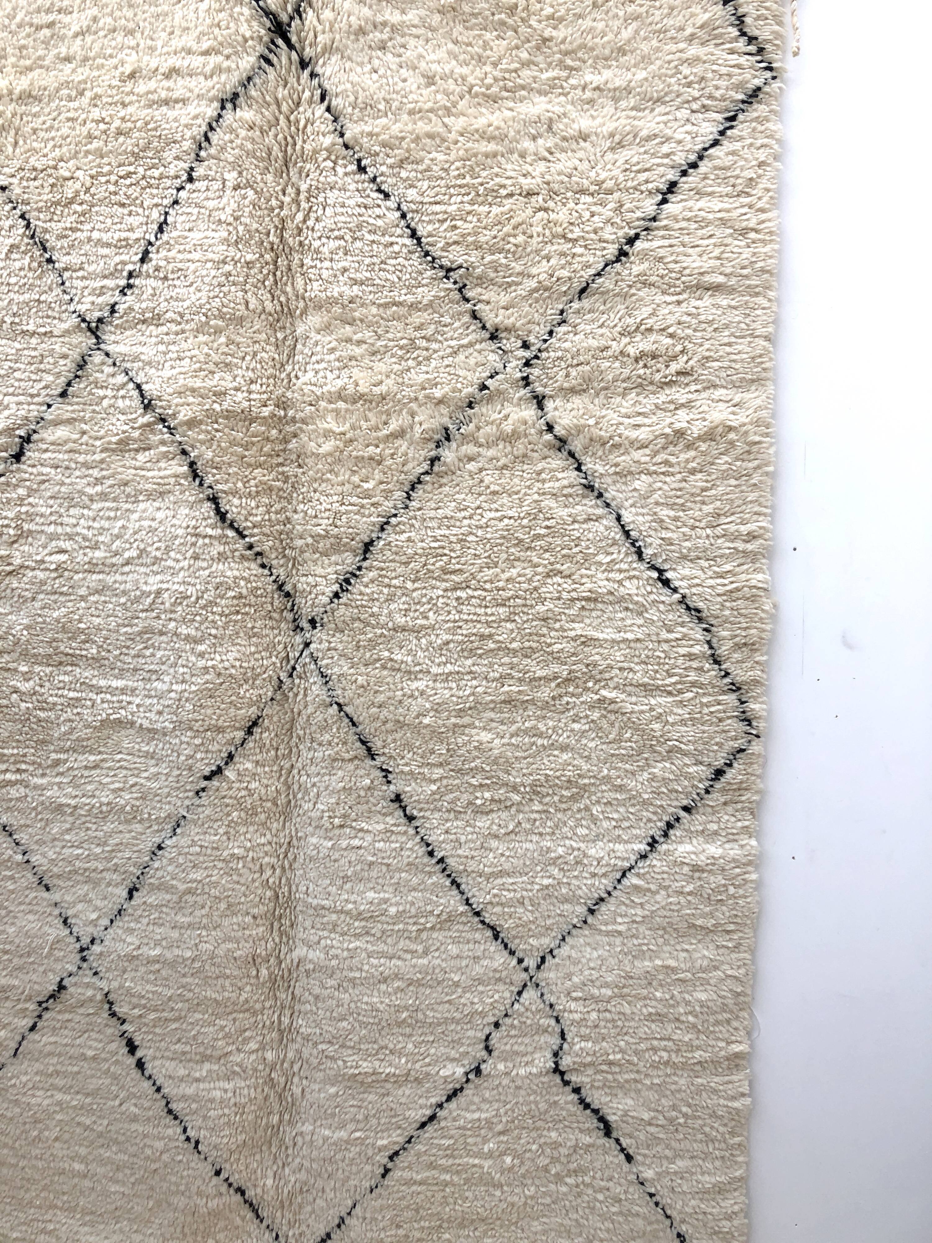 Moroccan Berber carpet Beni Ouarain with black diamonds 2,38x1.54m